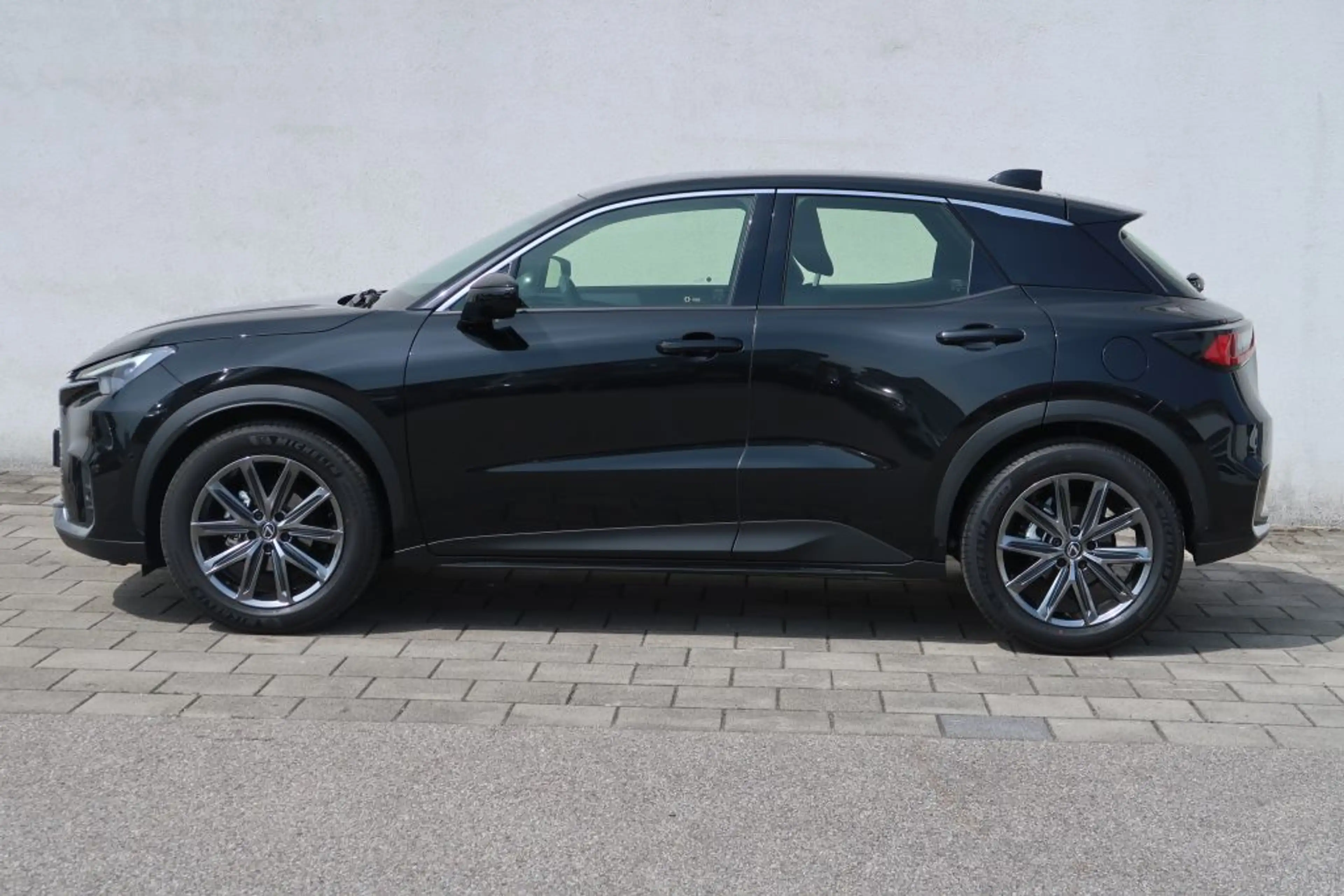 Lexus LBX FWD Elegant Black Edition + Technologie Paket + Sa — photo 2