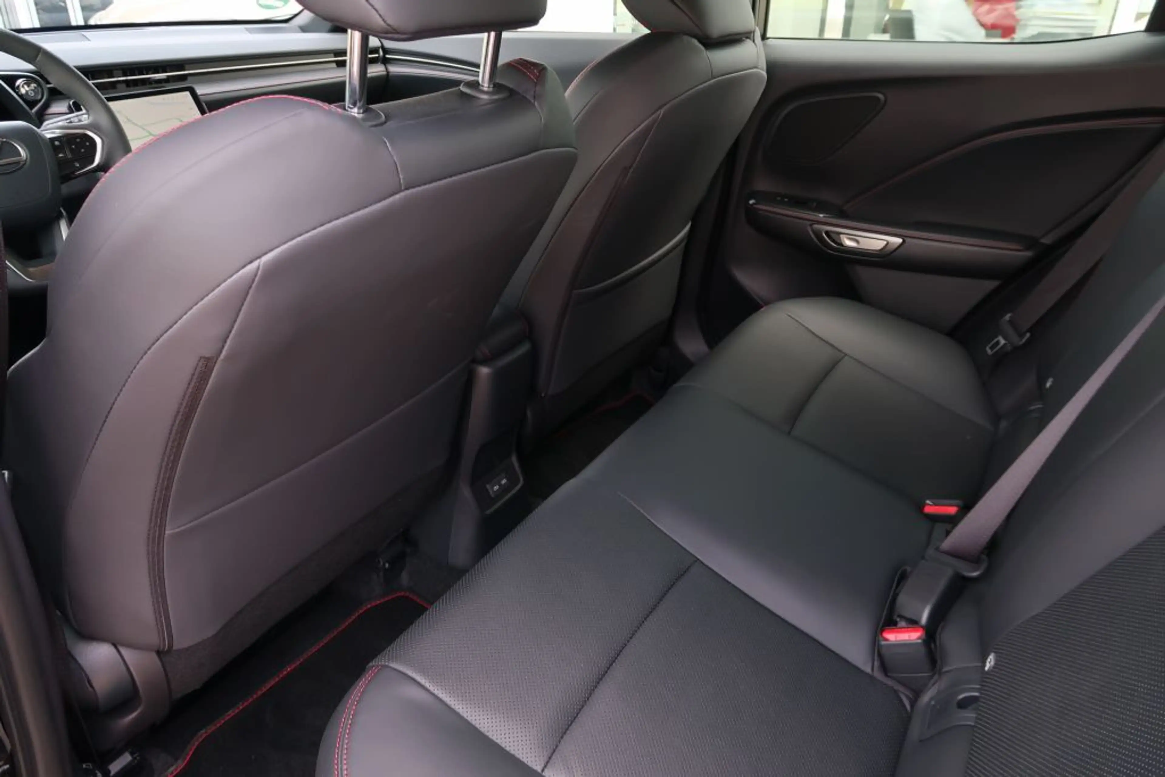 Lexus LBX FWD Elegant Black Edition + Technologie Paket + Sa — photo 14