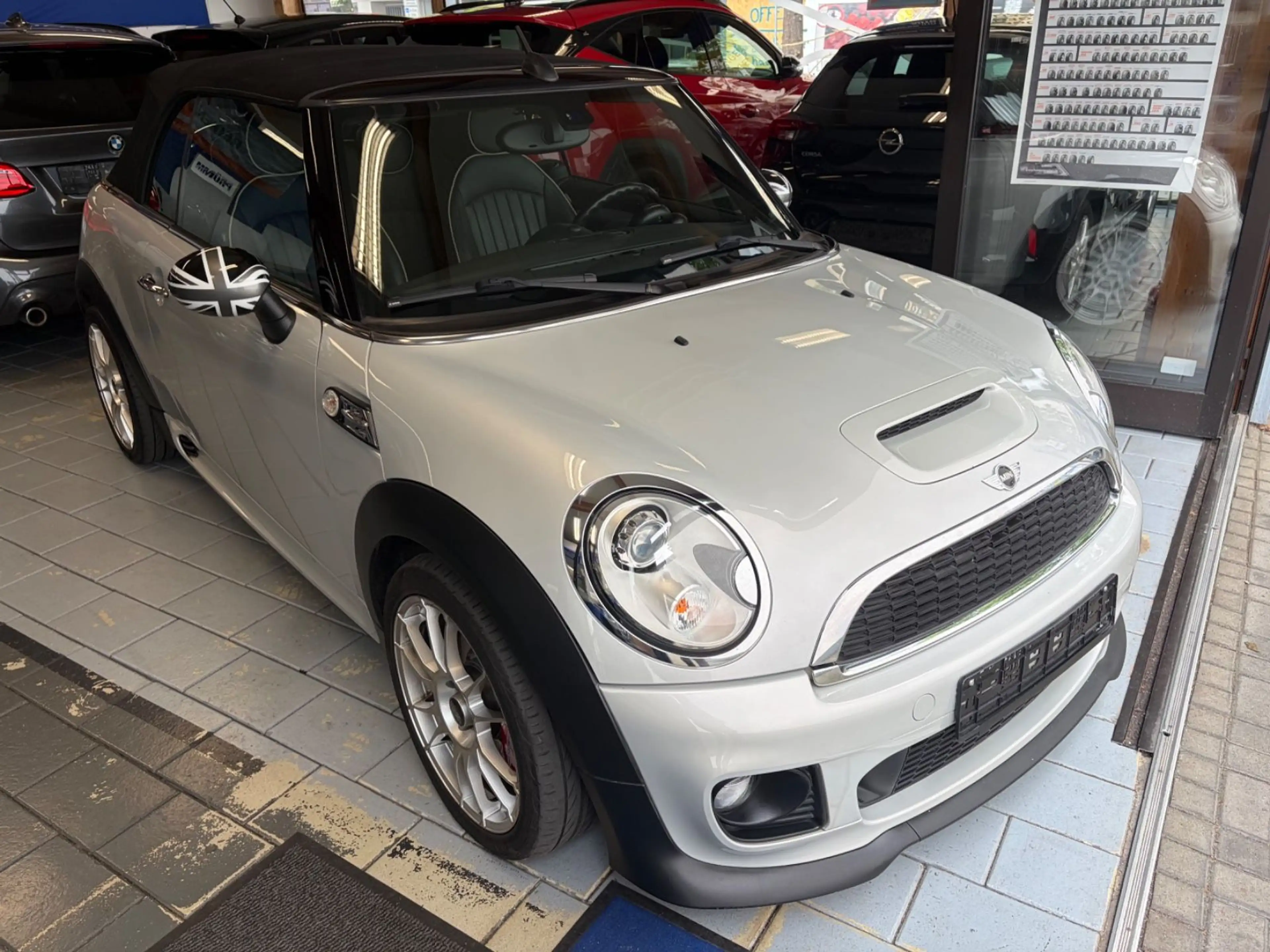 MINI John Cooper Works Cabrio JCW