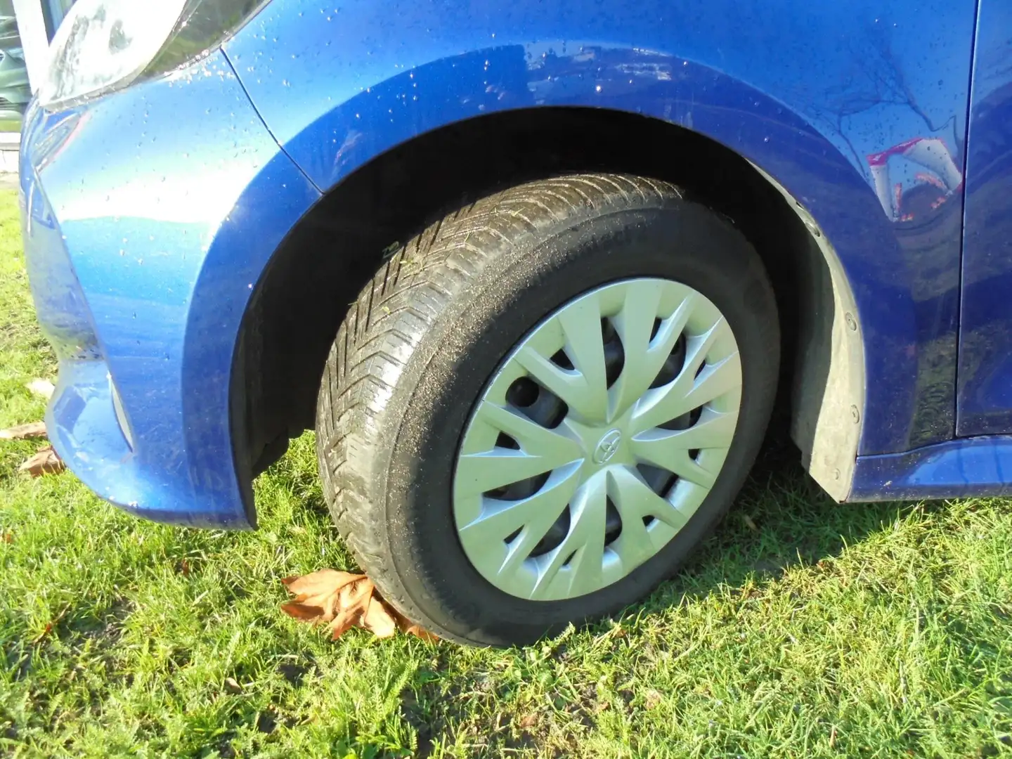 Toyota Yaris 1.5 Hybrid Active 5drs, Navigatie, Airco. Blauw - 2