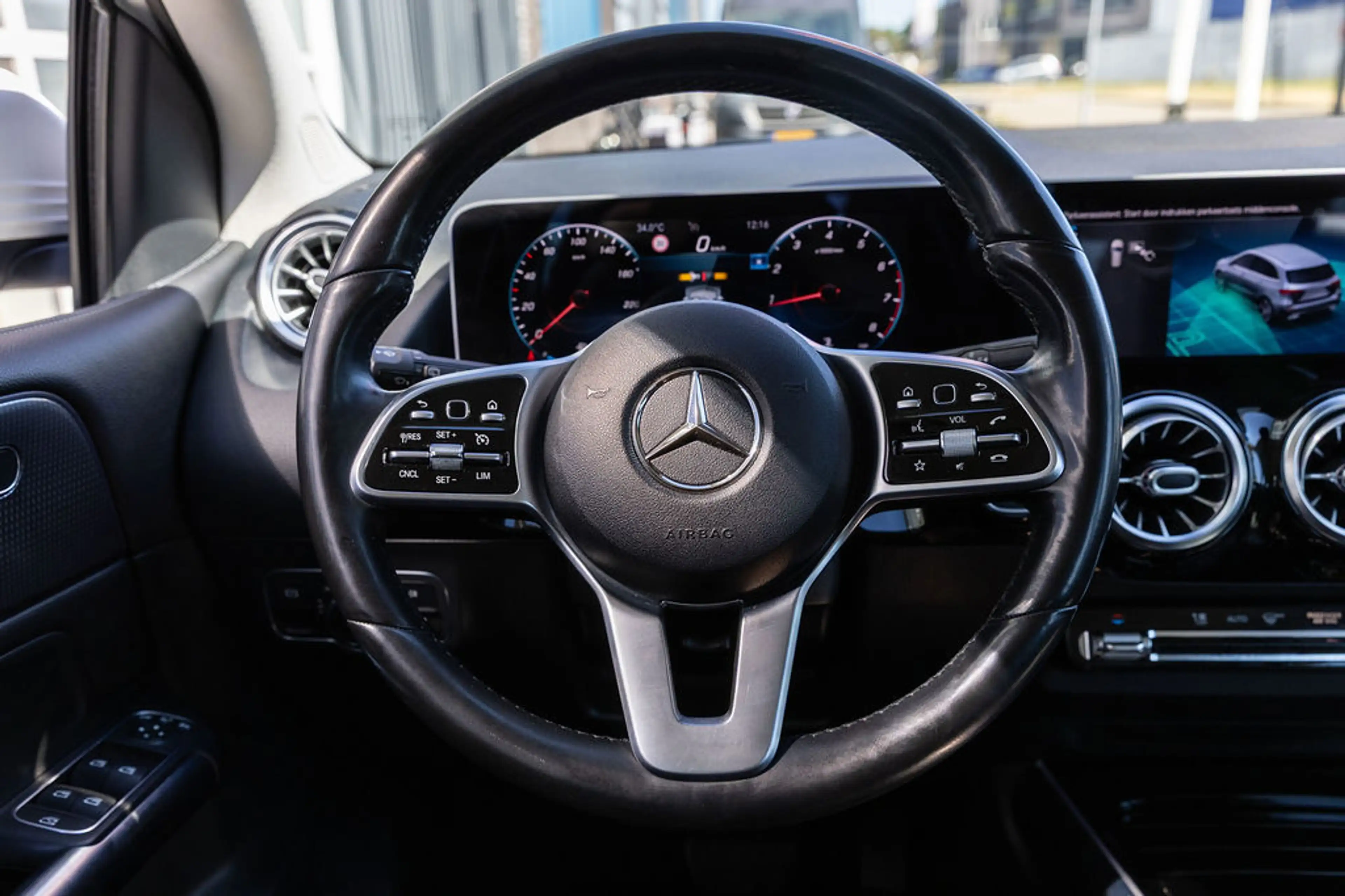 Mercedes-Benz B 180 Launch Edition — photo 38