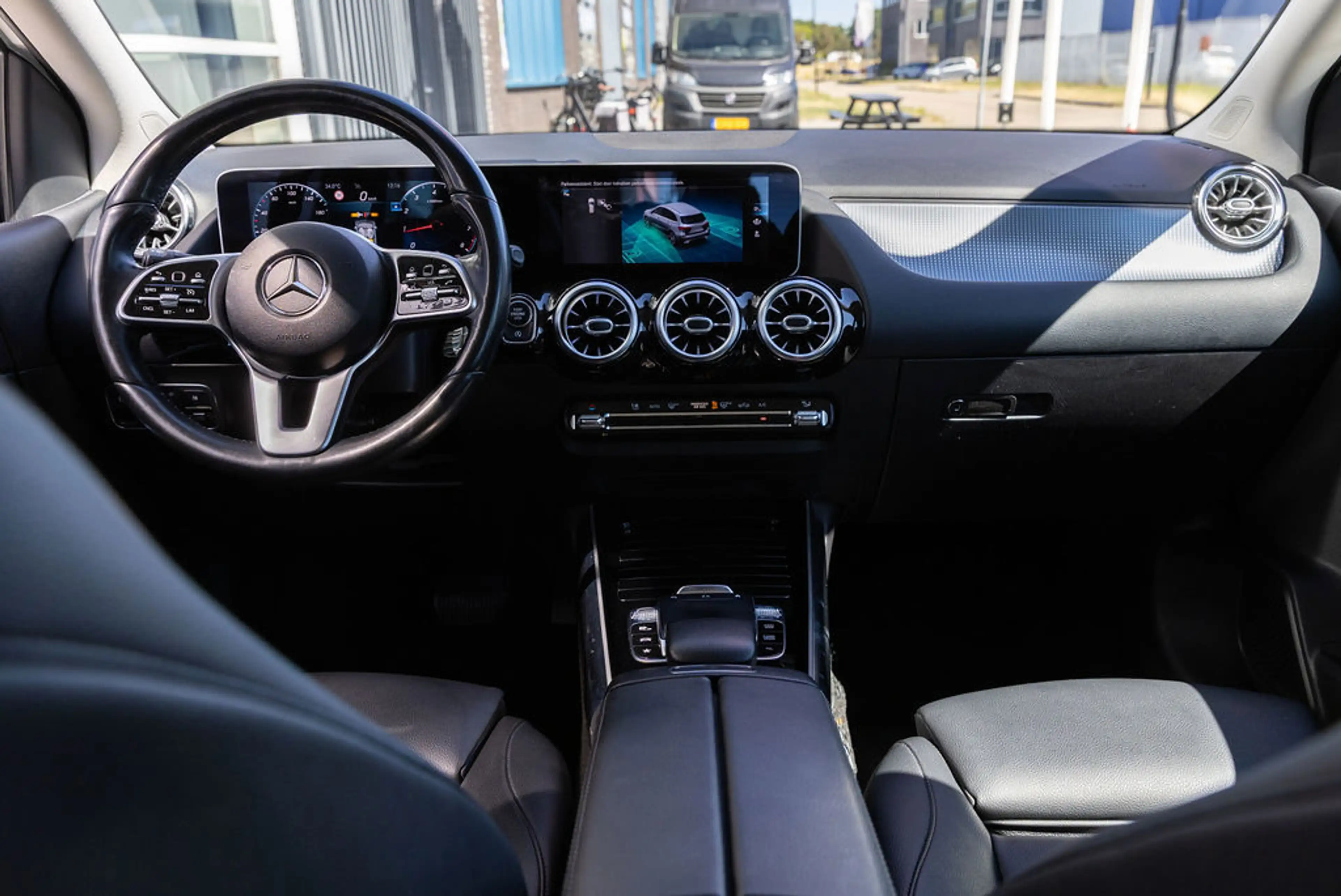 Mercedes-Benz B 180 Launch Edition — photo 37