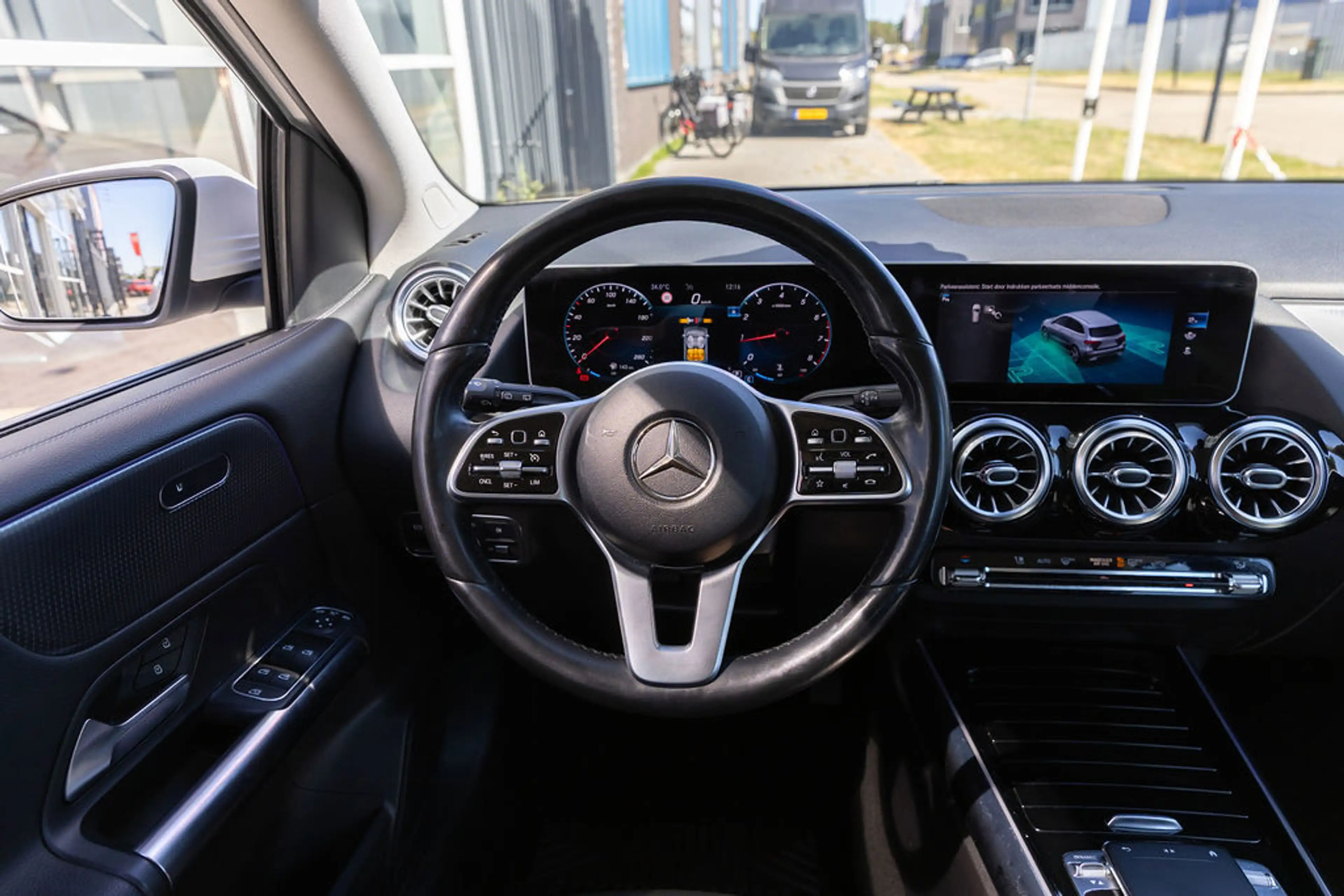 Mercedes-Benz B 180 Launch Edition — photo 40