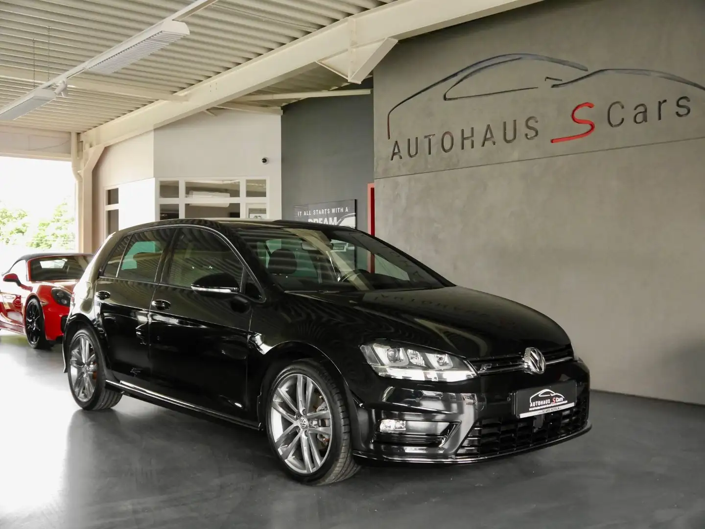 Volkswagen Golf VII Lim. Highline R-Line*Navi*Pano* Zwart - 2