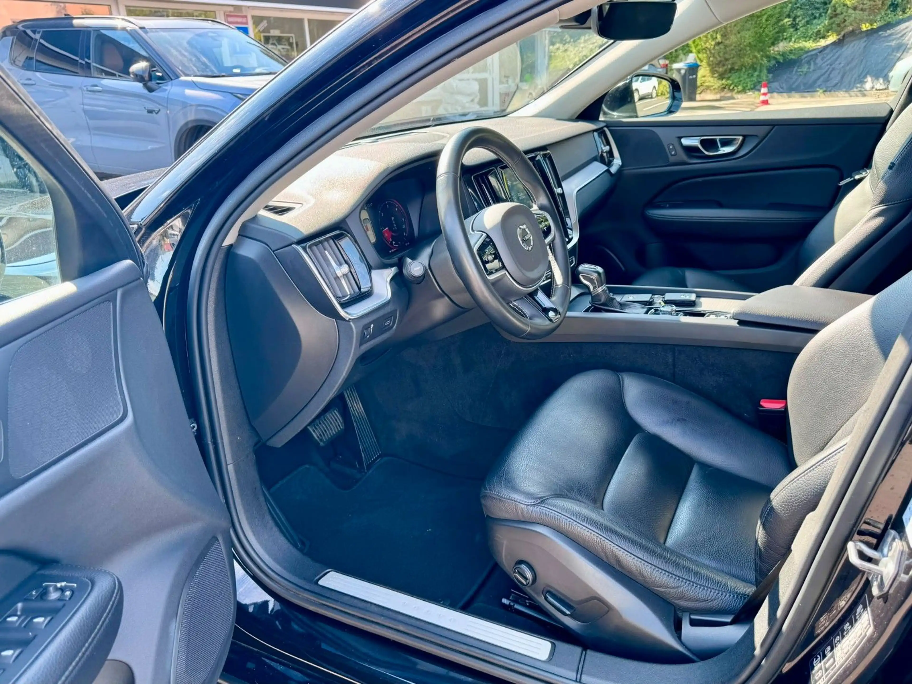 Volvo V60 D3 Momentum Pro*IntelliSafe PRO*KAM*LEDER* — photo 12