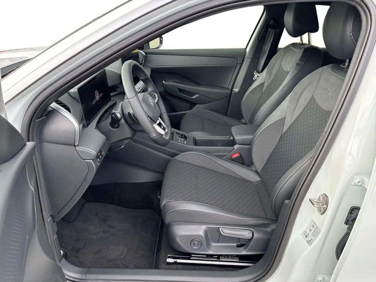 Volkswagen T-Roc 1.5 eTSI DSG R-LINE NEUES MODELL+AHK+KAM 9