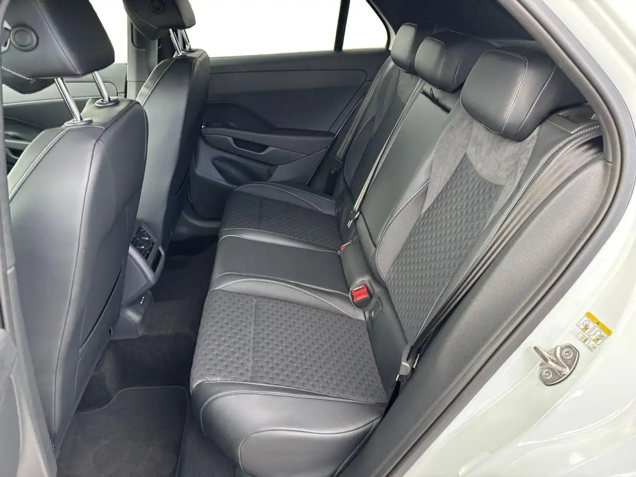 Volkswagen T-Roc 1.5 eTSI DSG R-LINE NEUES MODELL+AHK+KAM 13