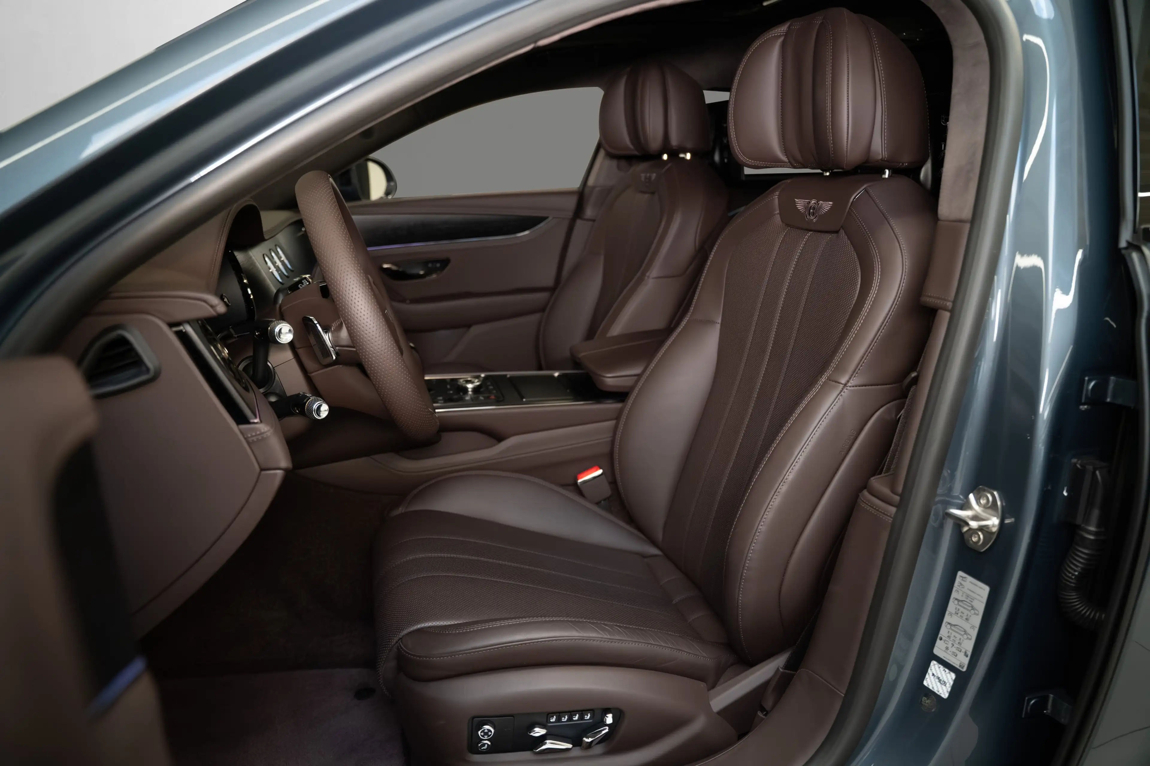 Bentley Flying Spur V8 Hybrid MY26 — photo 14