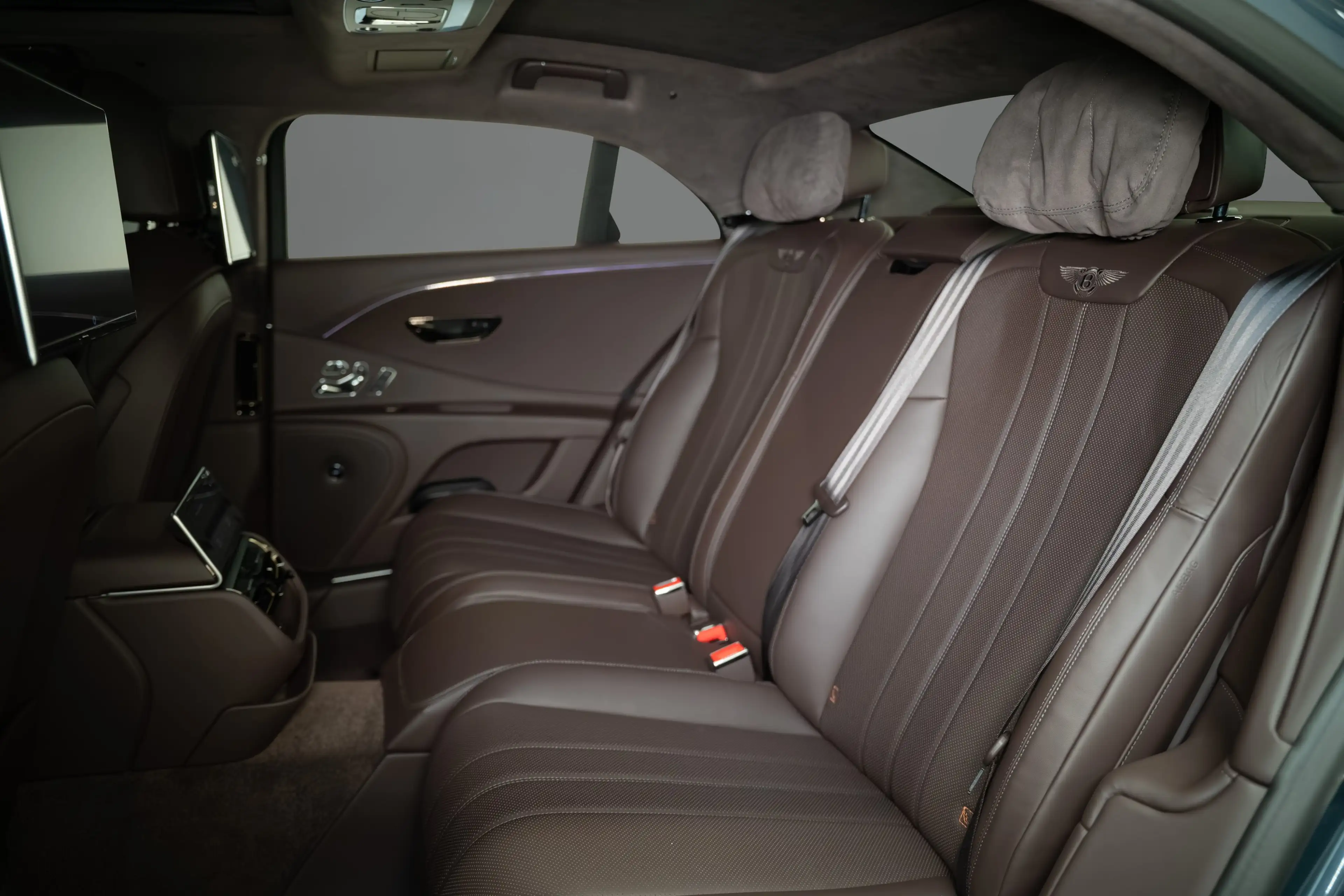 Bentley Flying Spur V8 Hybrid MY26 — photo 12