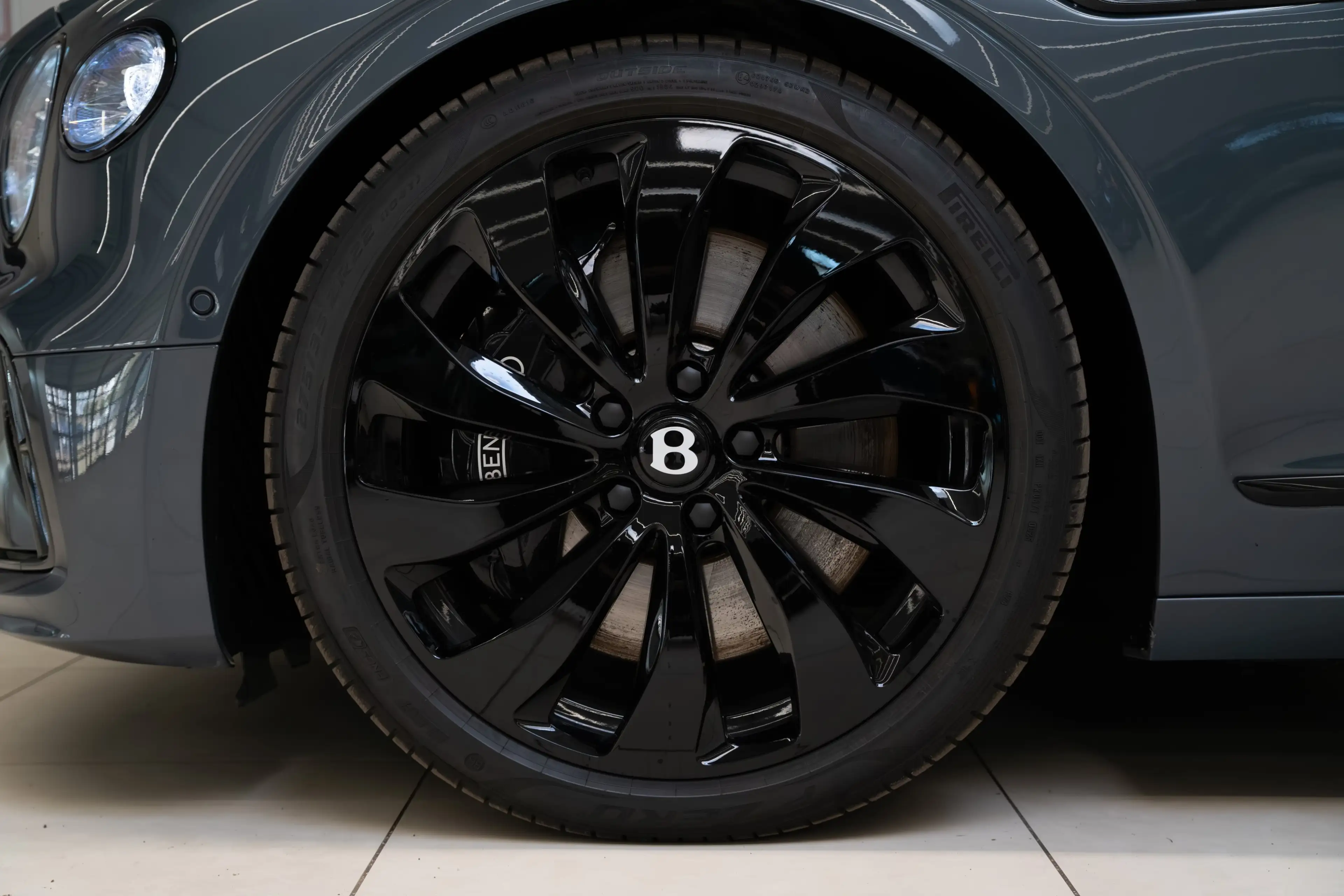 Bentley Flying Spur V8 Hybrid MY26 — photo 8