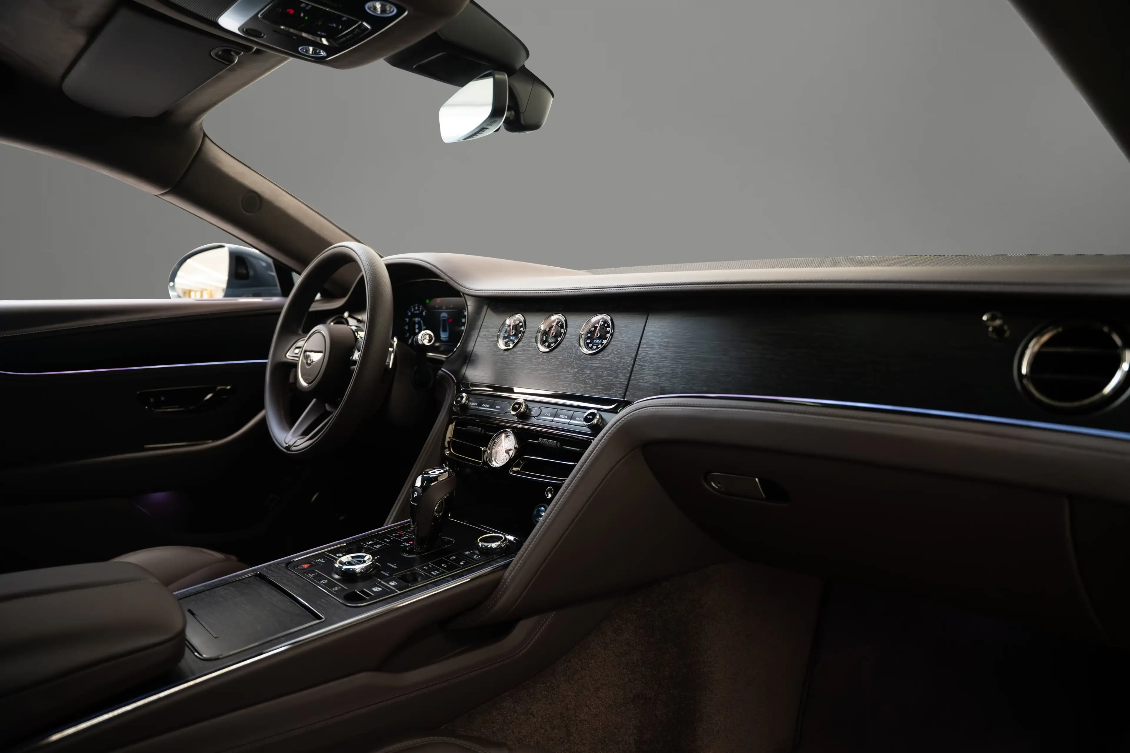 Bentley Flying Spur V8 Hybrid MY26 — photo 9