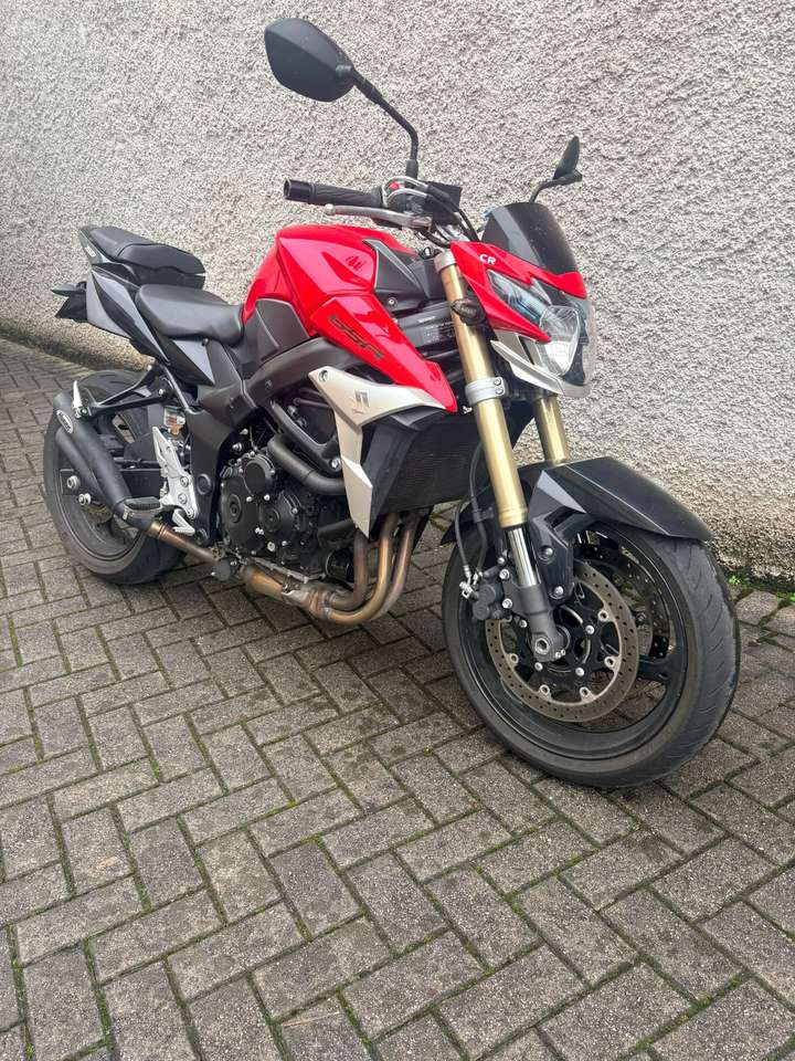 Suzuki GSR 750