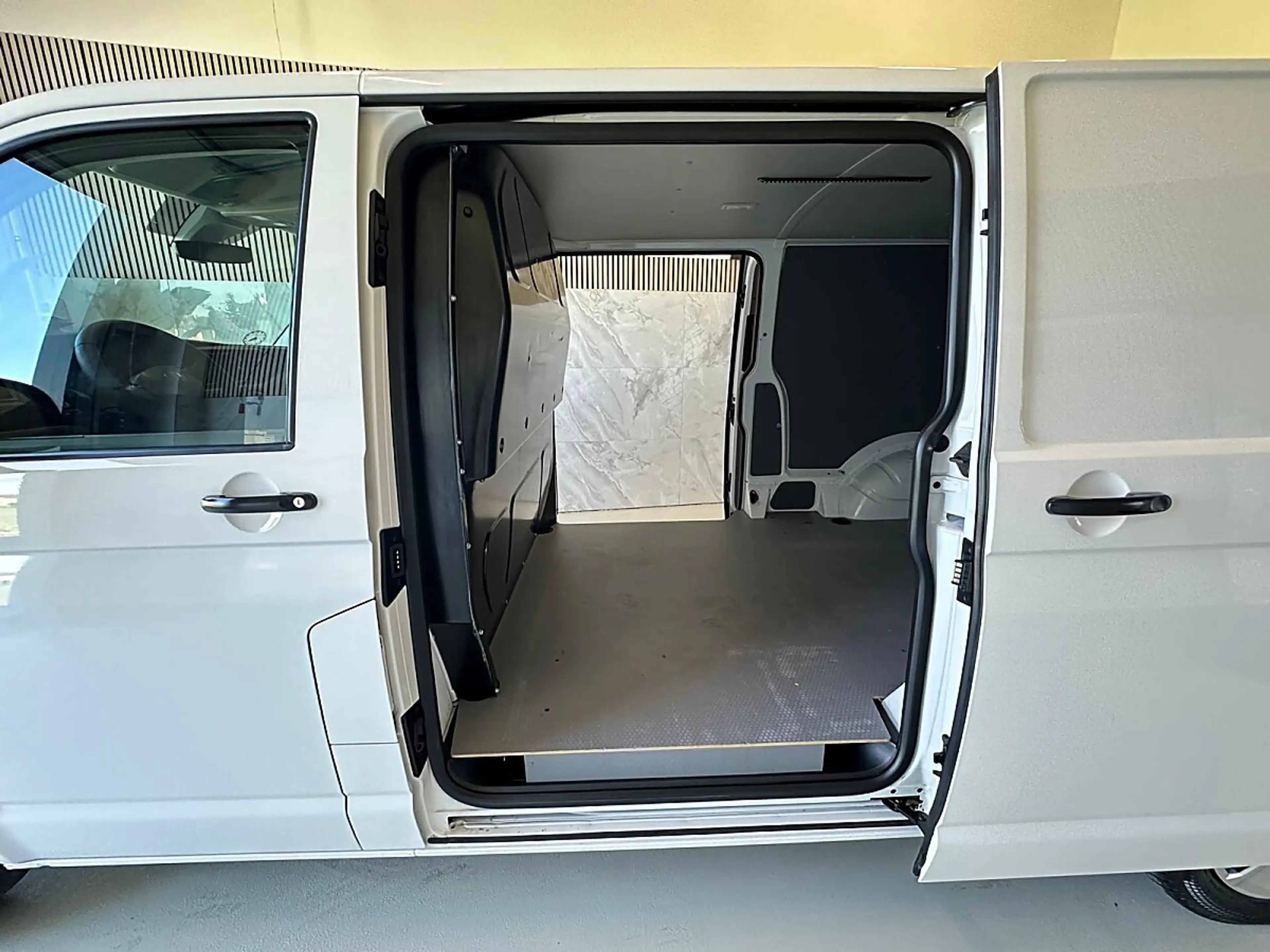 Volkswagen T6.1 Transporter LR Flügel Standheizung, AHK, li + re Schiebetür... — photo 11