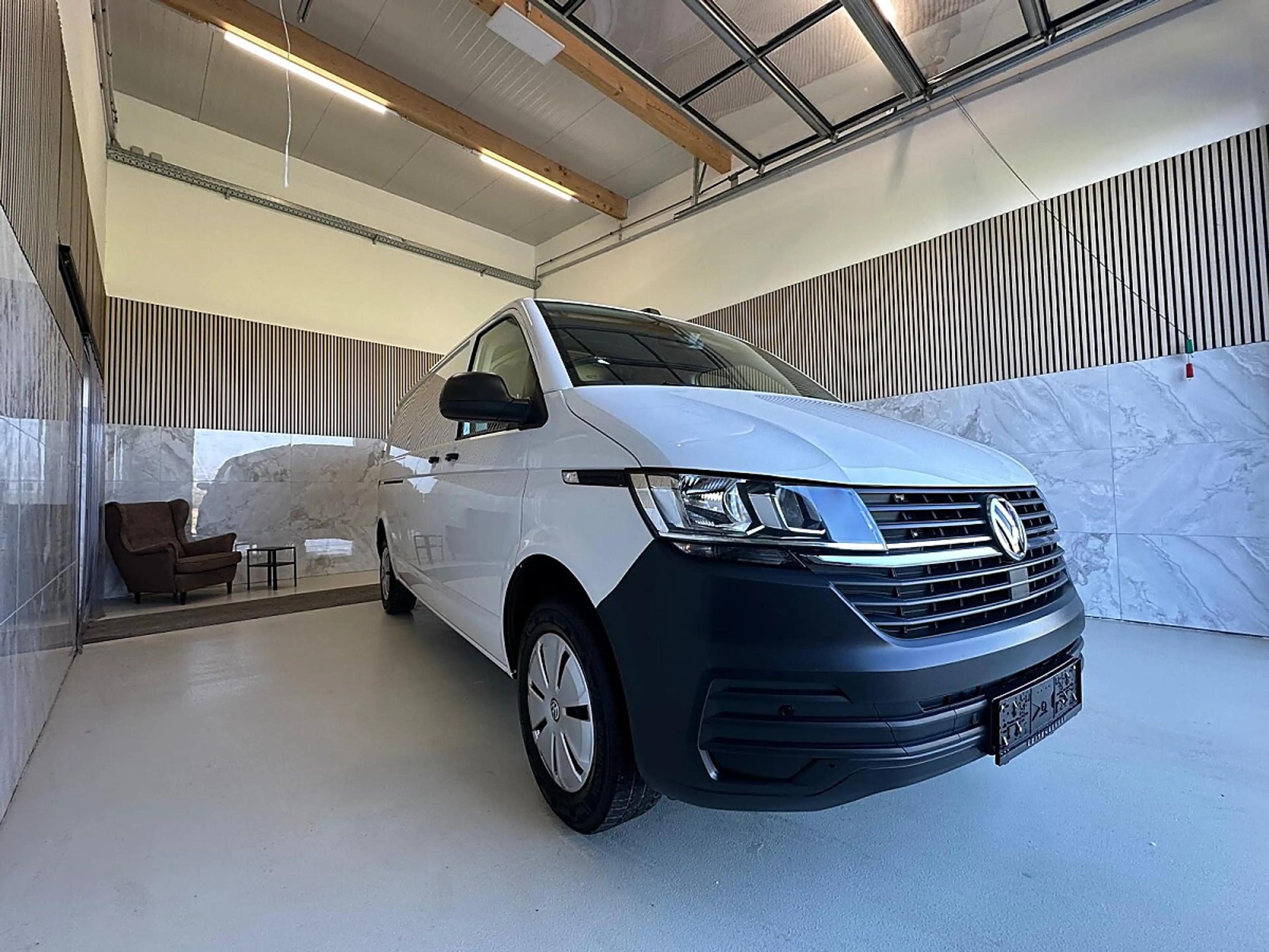 Volkswagen T6.1 Transporter LR Flügel Standheizung, AHK, li + re Schiebetür... — photo 2