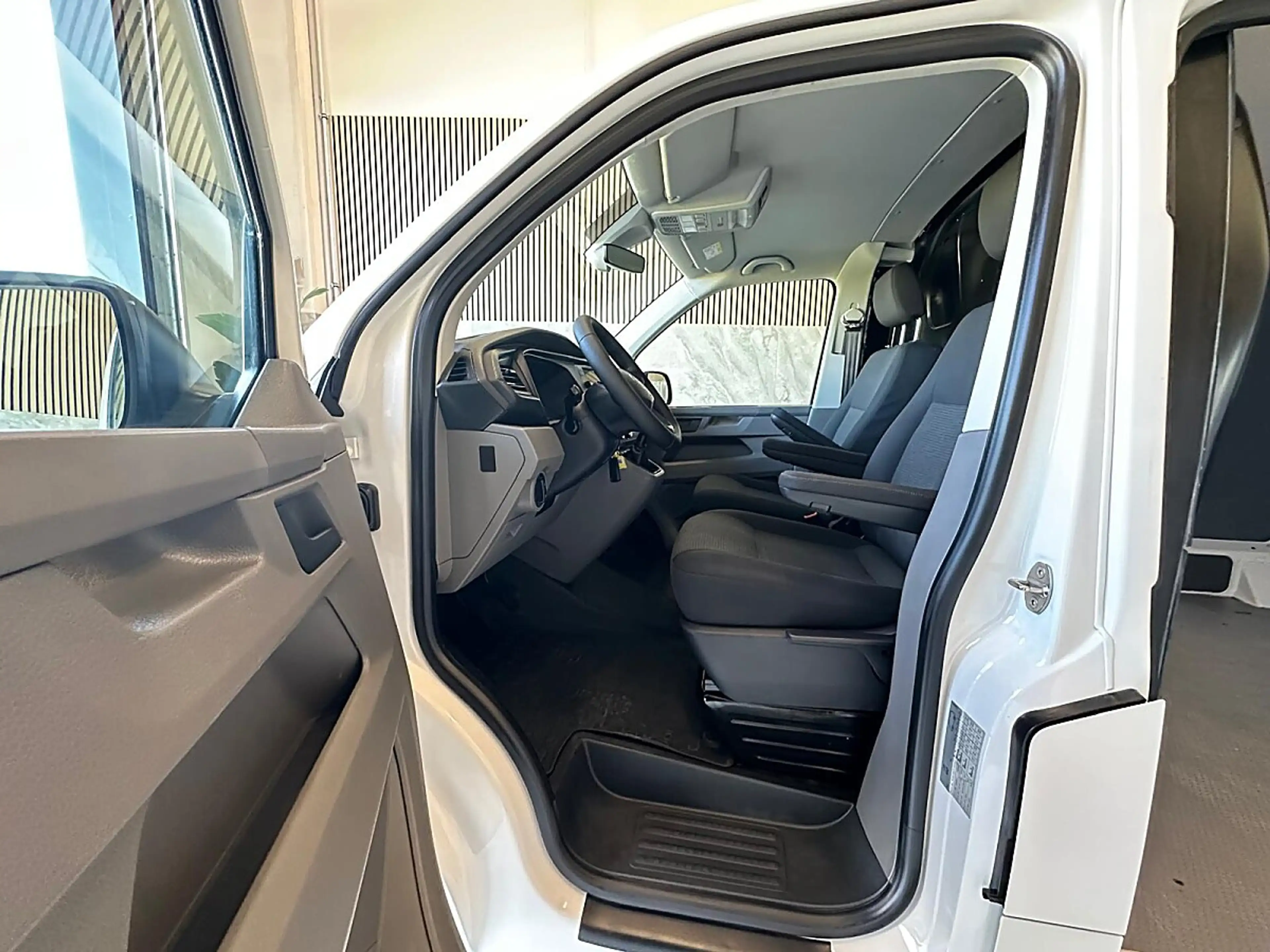 Volkswagen T6.1 Transporter LR Flügel Standheizung, AHK, li + re Schiebetür... — photo 13