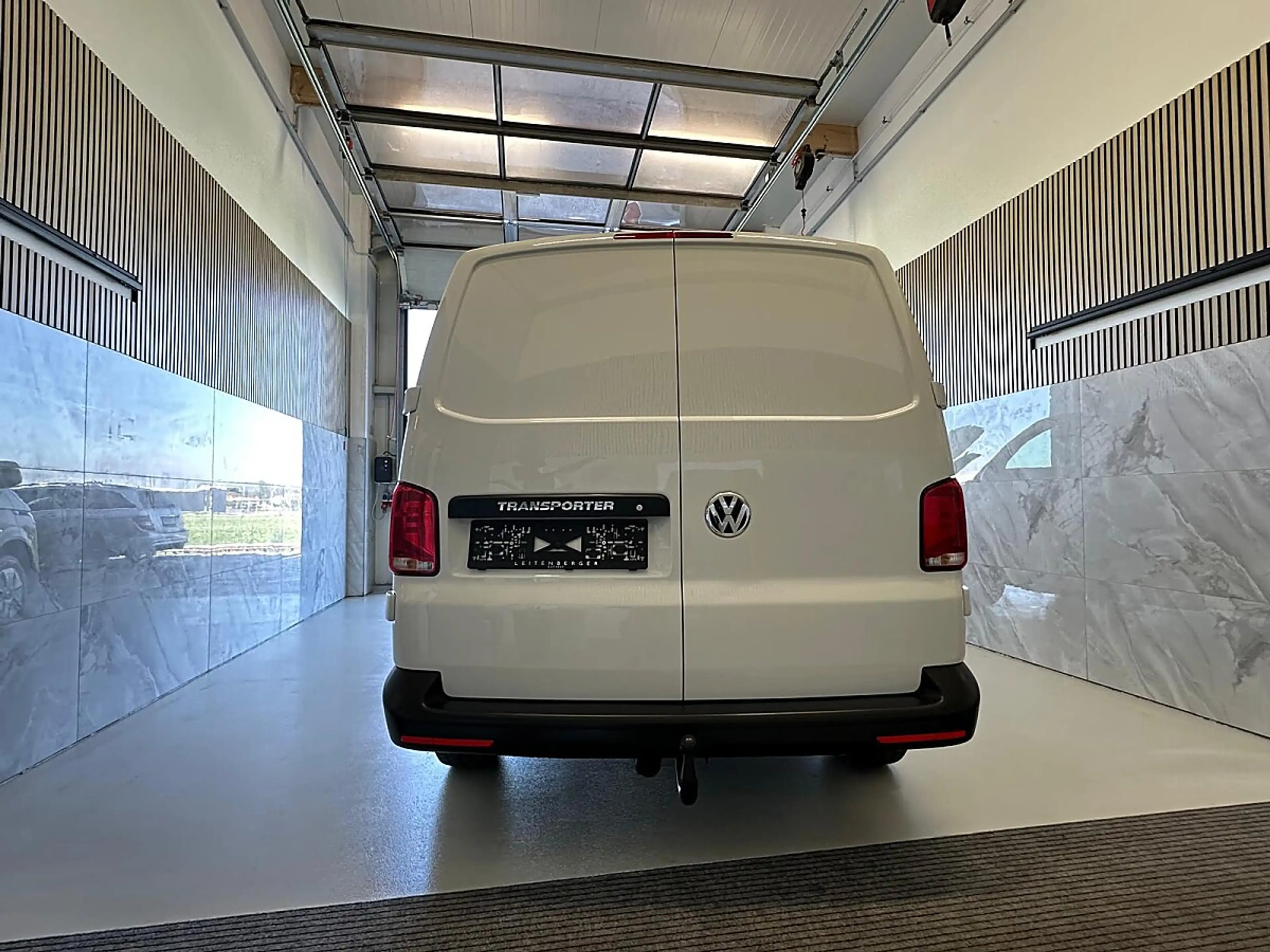 Volkswagen T6.1 Transporter LR Flügel Standheizung, AHK, li + re Schiebetür... — photo 6