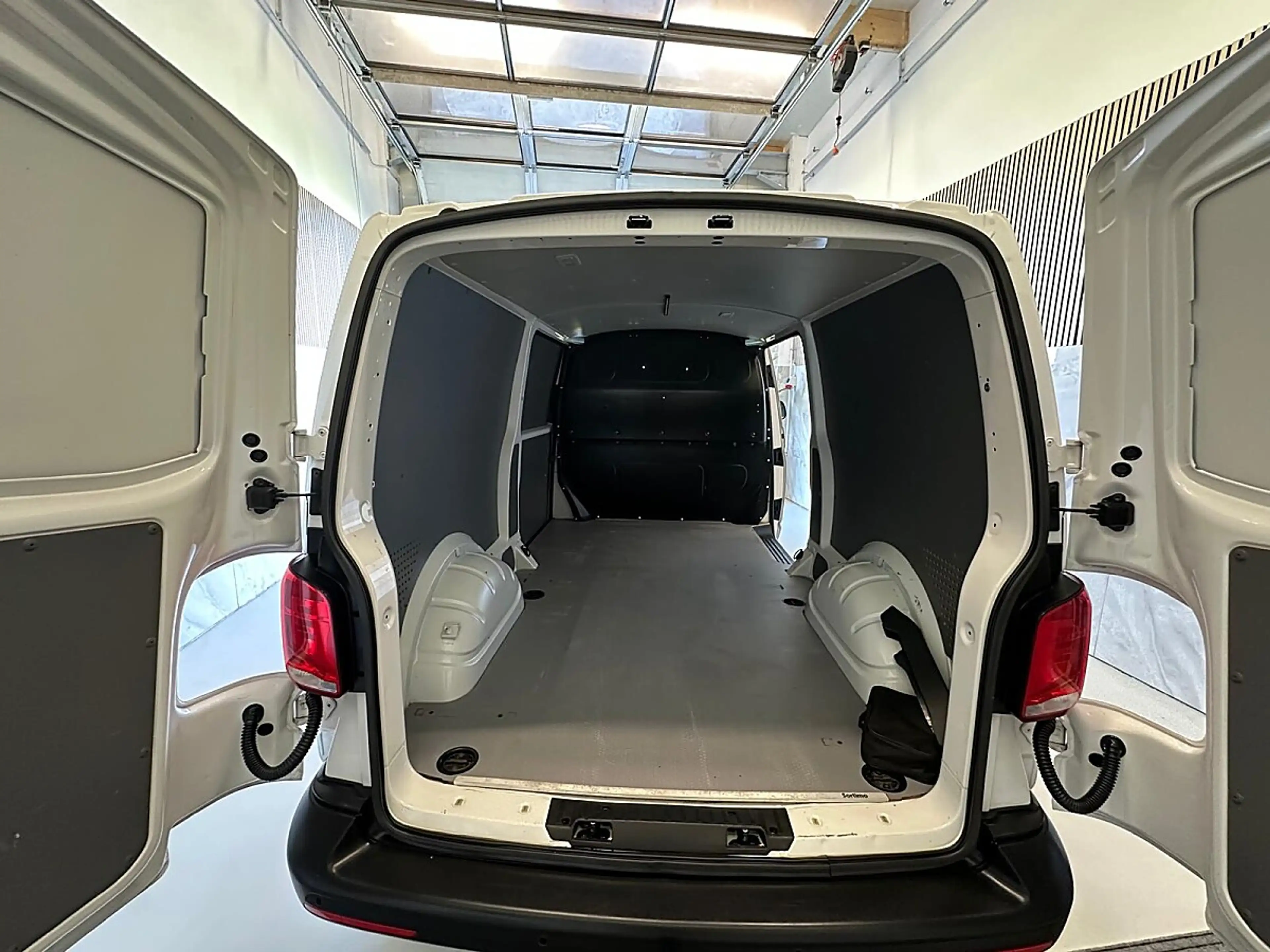 Volkswagen T6.1 Transporter LR Flügel Standheizung, AHK, li + re Schiebetür... — photo 10
