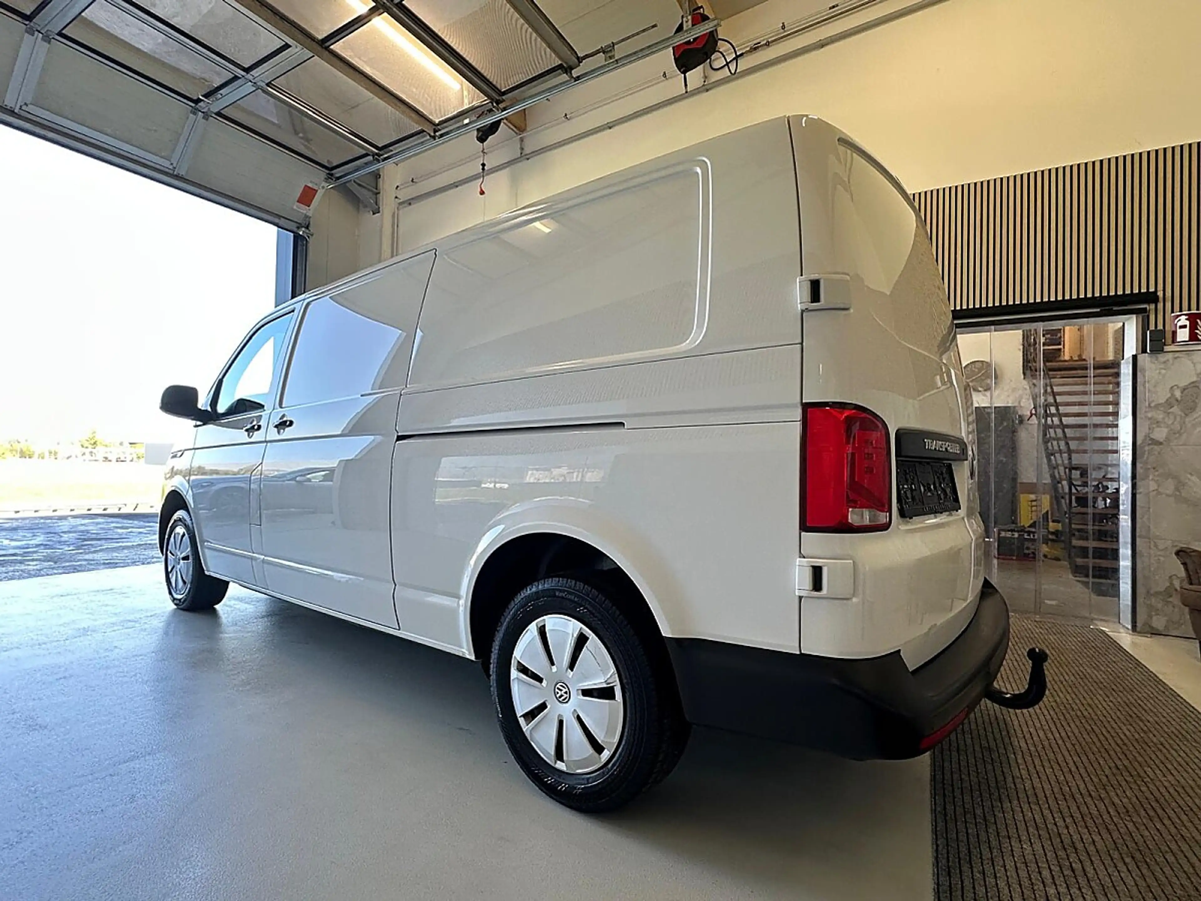 Volkswagen T6.1 Transporter LR Flügel Standheizung, AHK, li + re Schiebetür... — photo 5