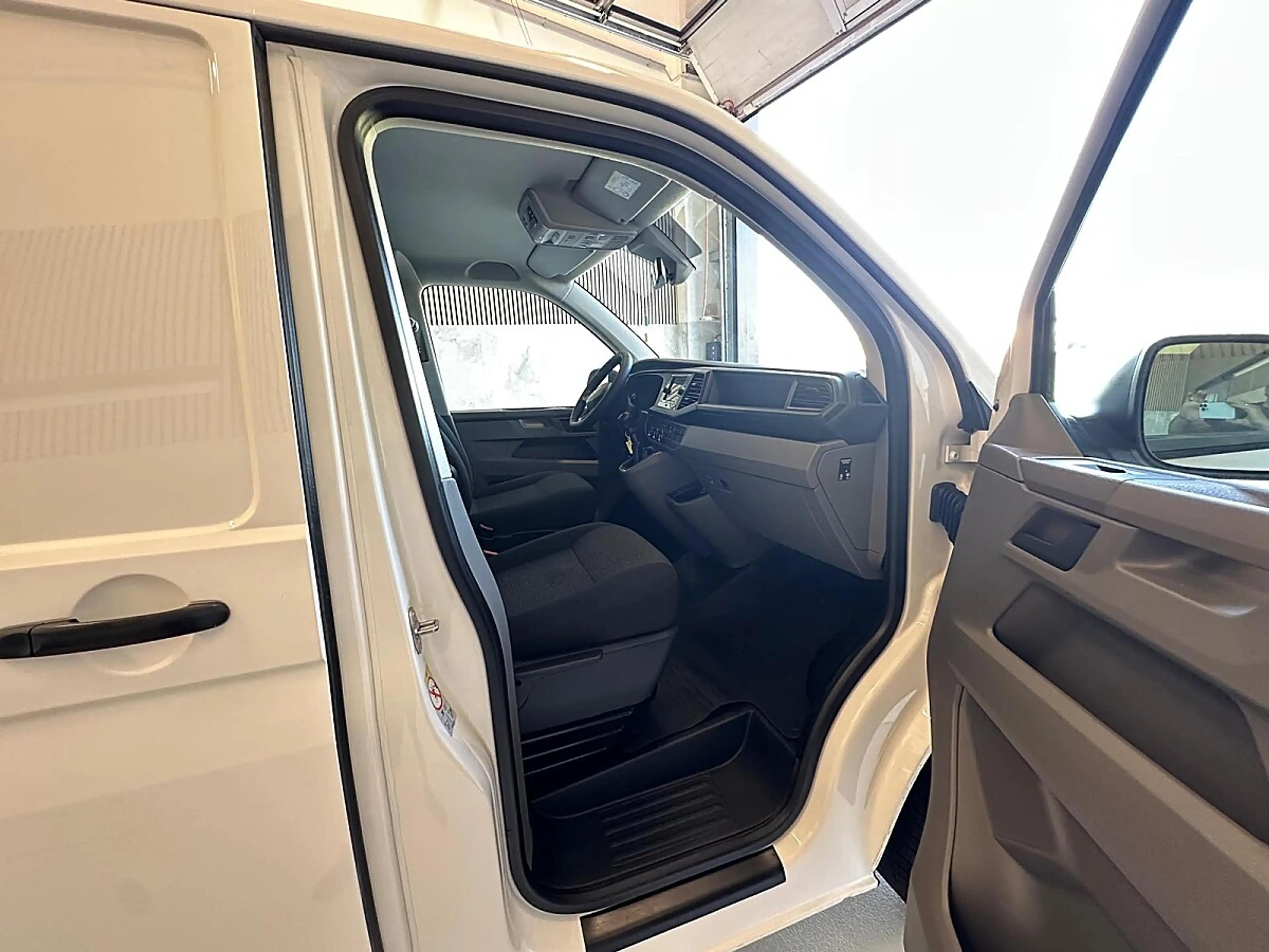 Volkswagen T6.1 Transporter LR Flügel Standheizung, AHK, li + re Schiebetür... — photo 9