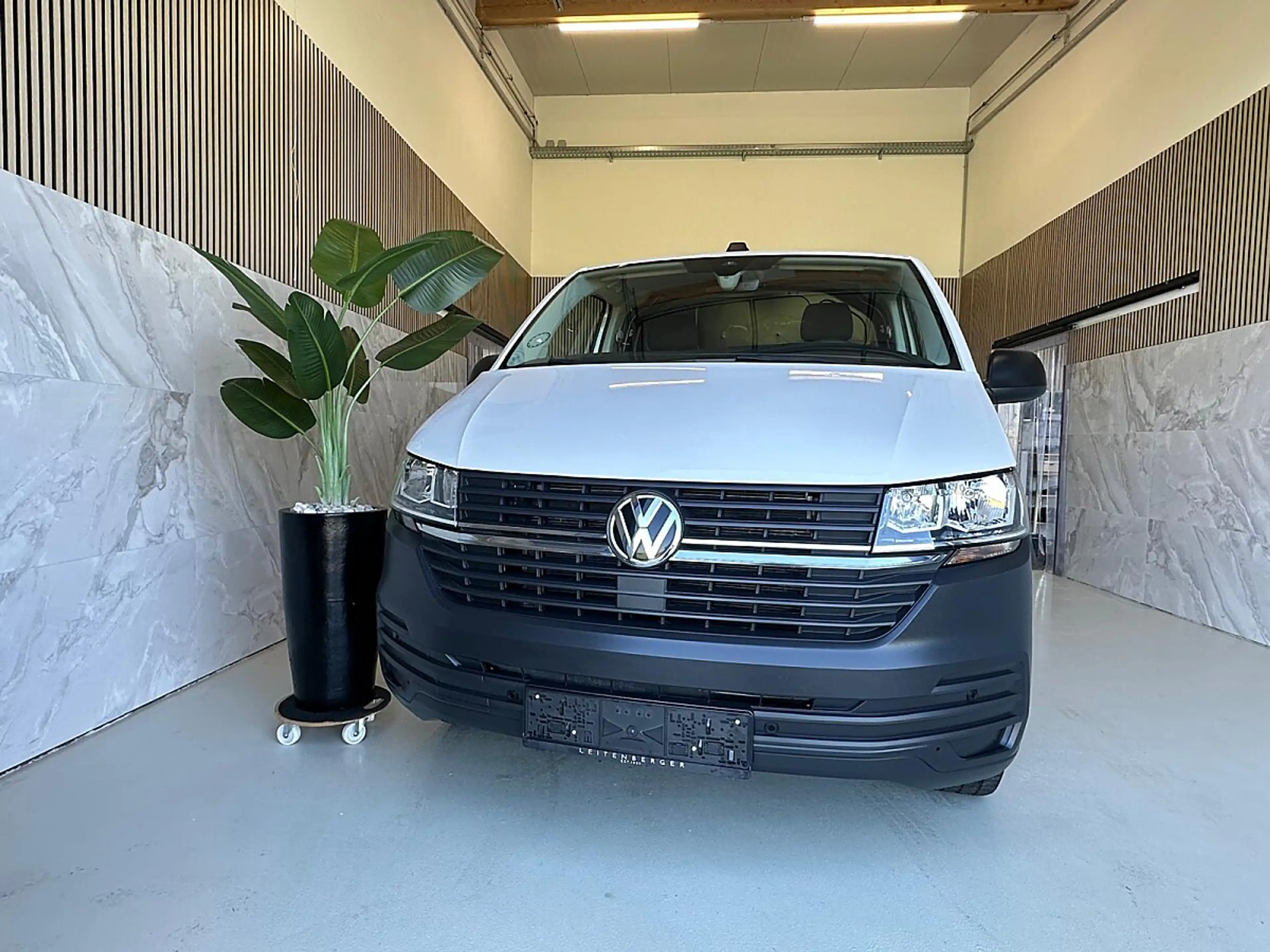 Volkswagen T6.1 Transporter LR Flügel Standheizung, AHK, li + re Schiebetür... — photo 3