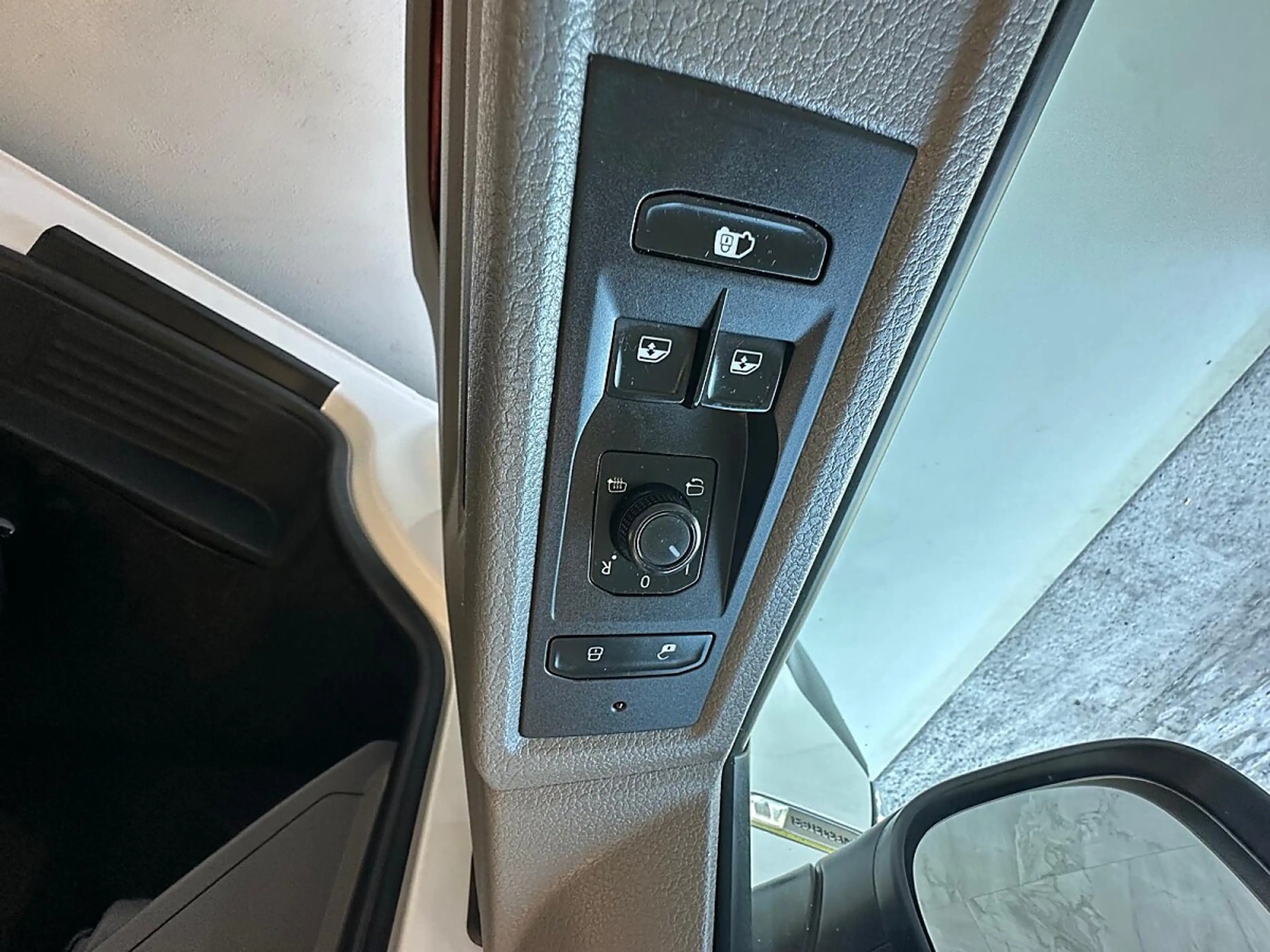 Volkswagen T6.1 Transporter LR Flügel Standheizung, AHK, li + re Schiebetür... — photo 12