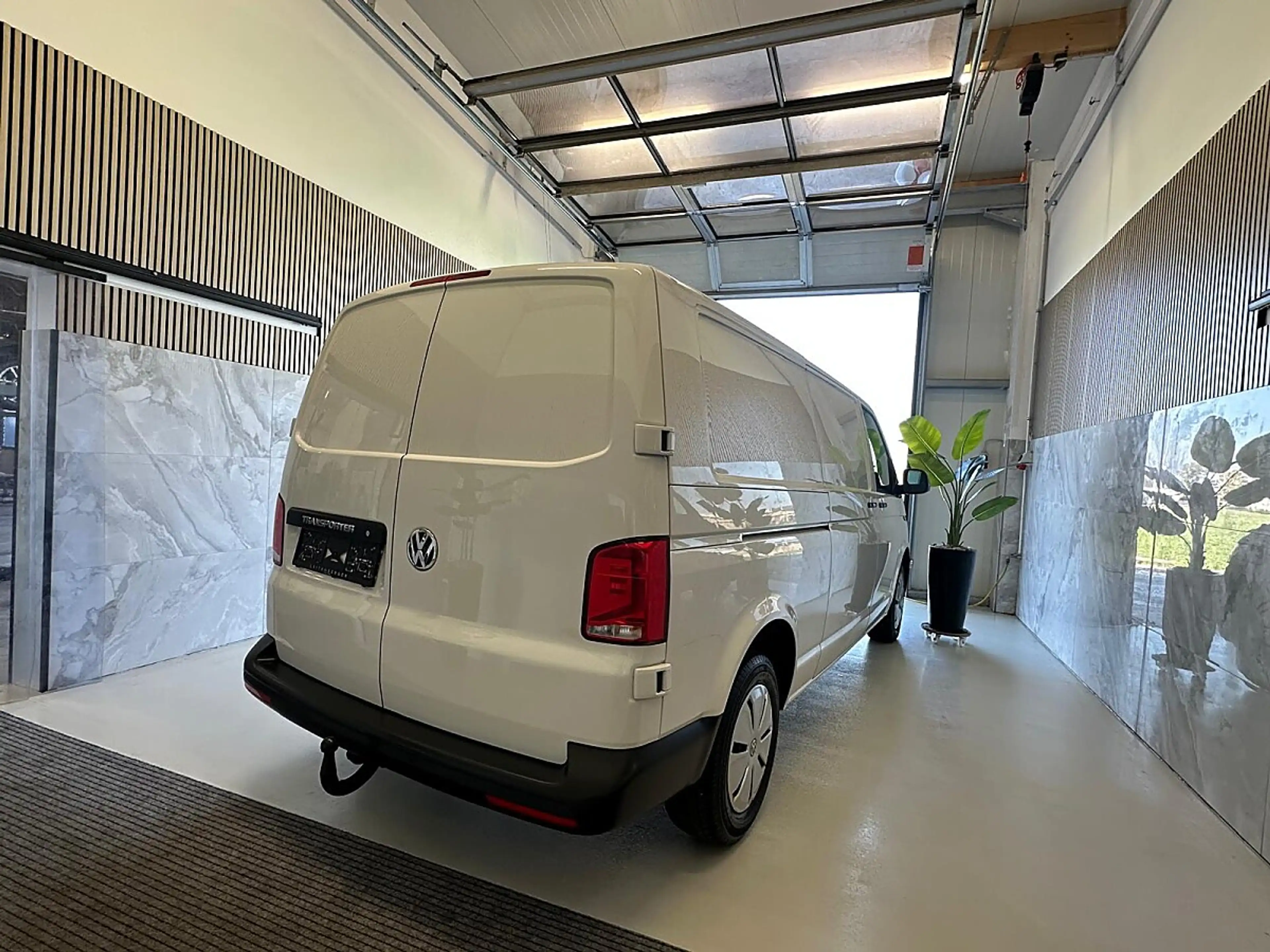 Volkswagen T6.1 Transporter LR Flügel Standheizung, AHK, li + re Schiebetür... — photo 7