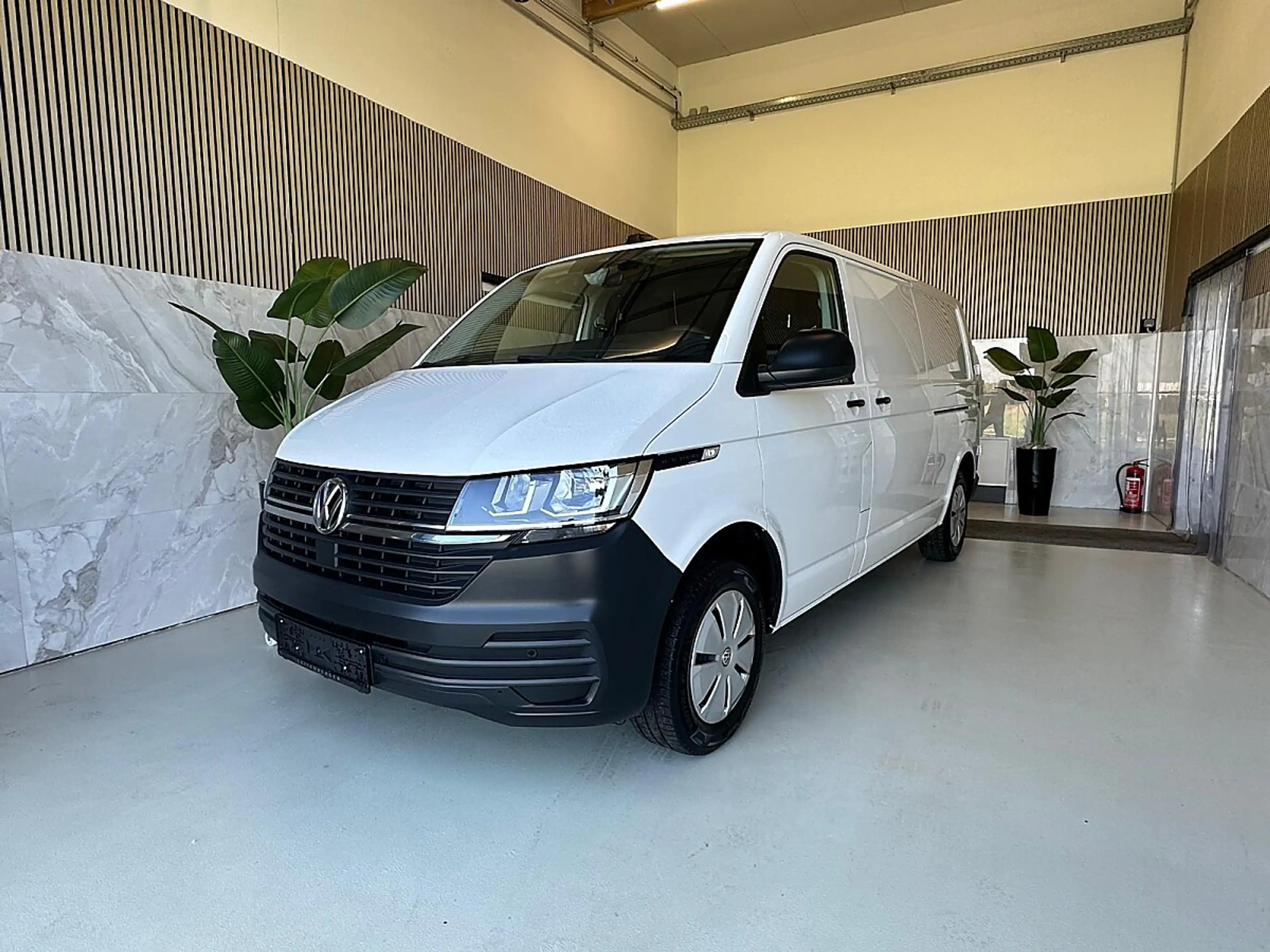 Volkswagen T6.1 Transporter LR Flügel Standheizung, AHK, li + re Schiebetür...