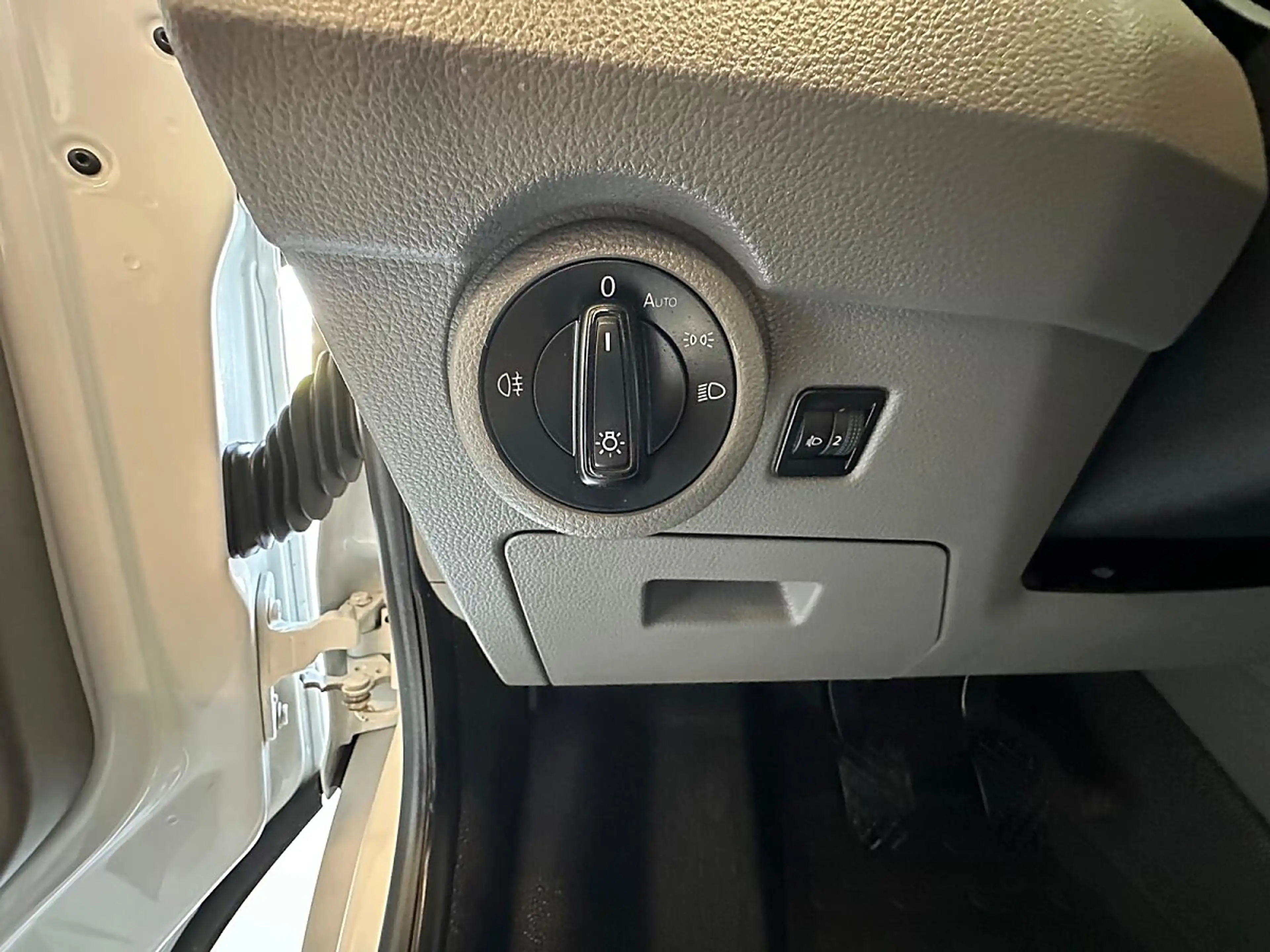 Volkswagen T6.1 Transporter LR Flügel Standheizung, AHK, li + re Schiebetür... — photo 14