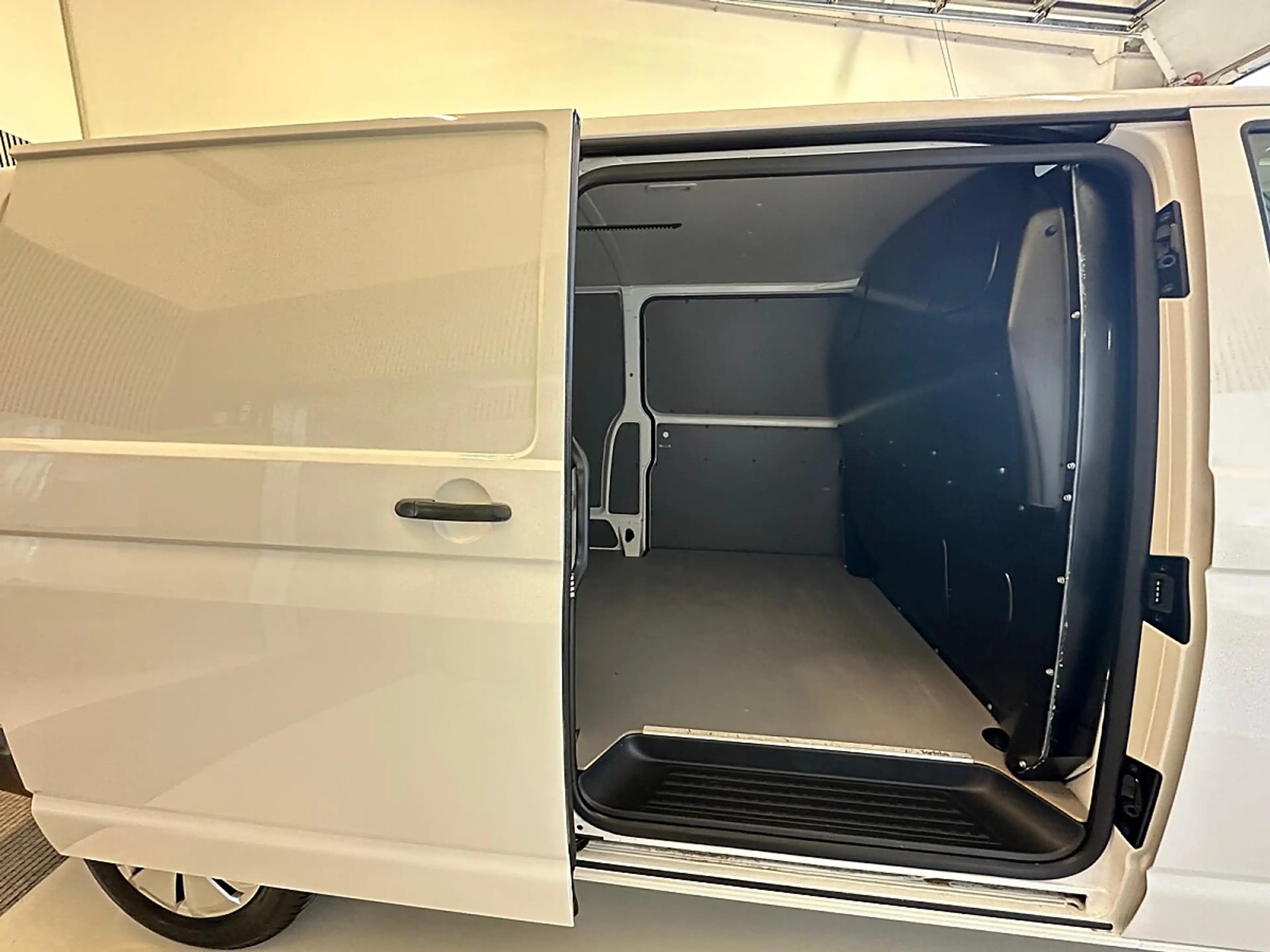 Volkswagen T6.1 Transporter LR Flügel Standheizung, AHK, li + re Schiebetür... — photo 15