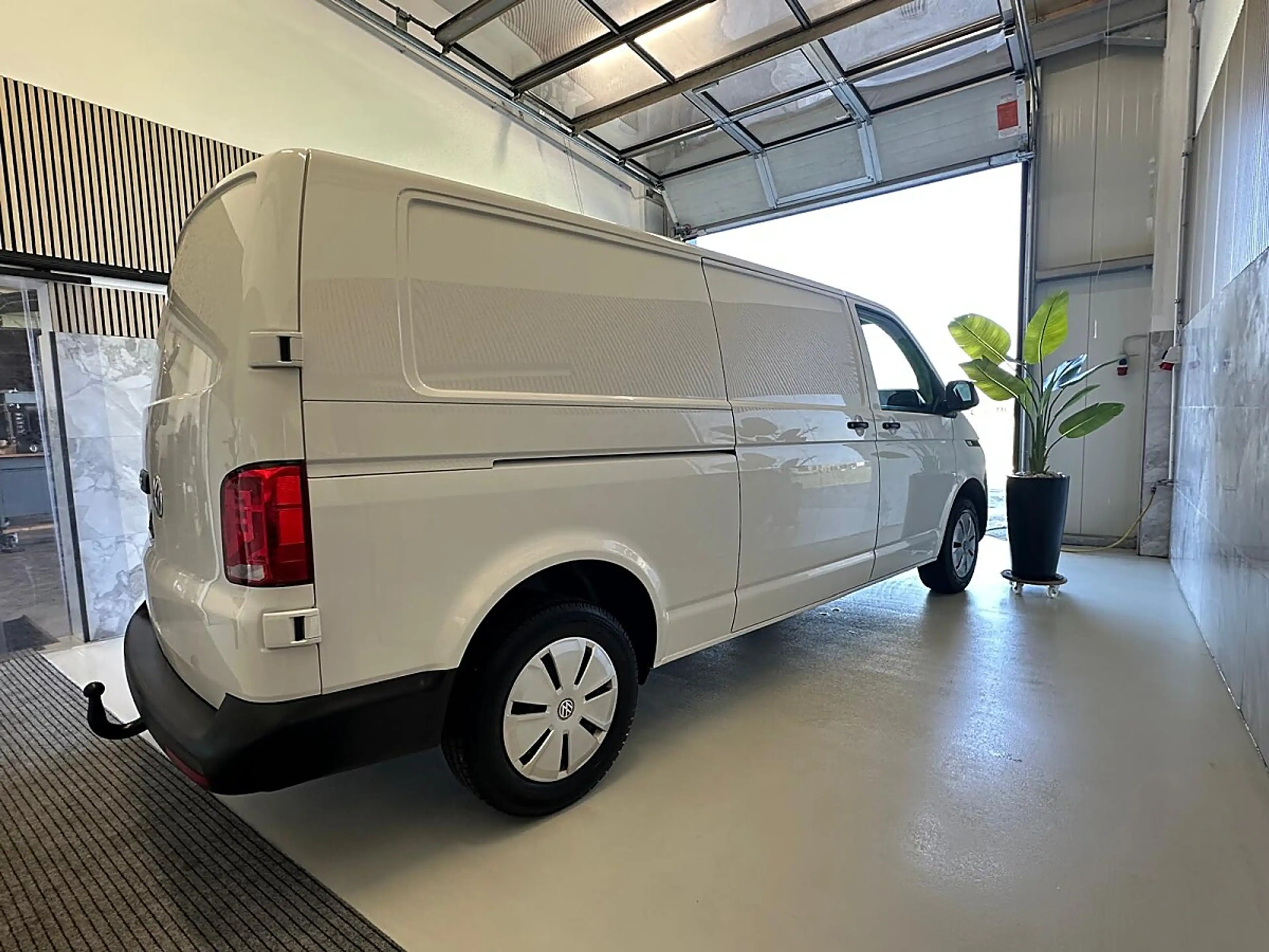 Volkswagen T6.1 Transporter LR Flügel Standheizung, AHK, li + re Schiebetür... — photo 8