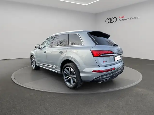 Audi Q7 view 4
