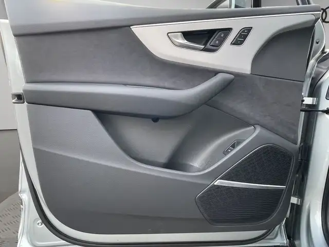 Audi Q7 view 15