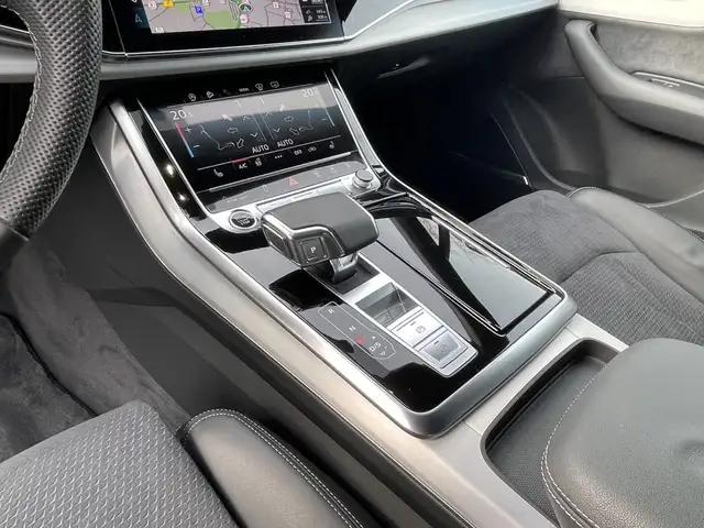 Audi Q7 view 14
