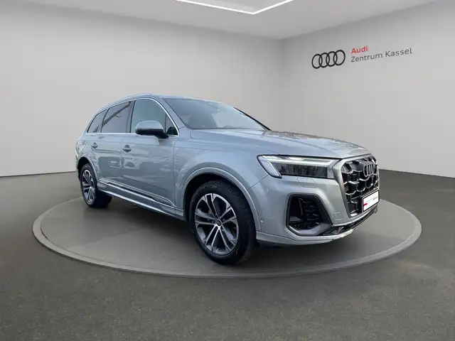 Audi Q7 view 8