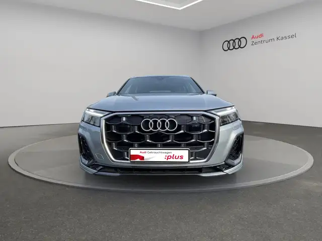 Audi Q7 view 9