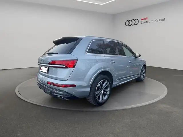 Audi Q7 view 6