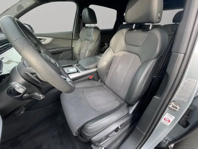 Audi Q7 view 10