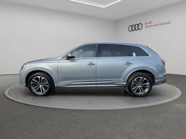 Audi Q7 view 3