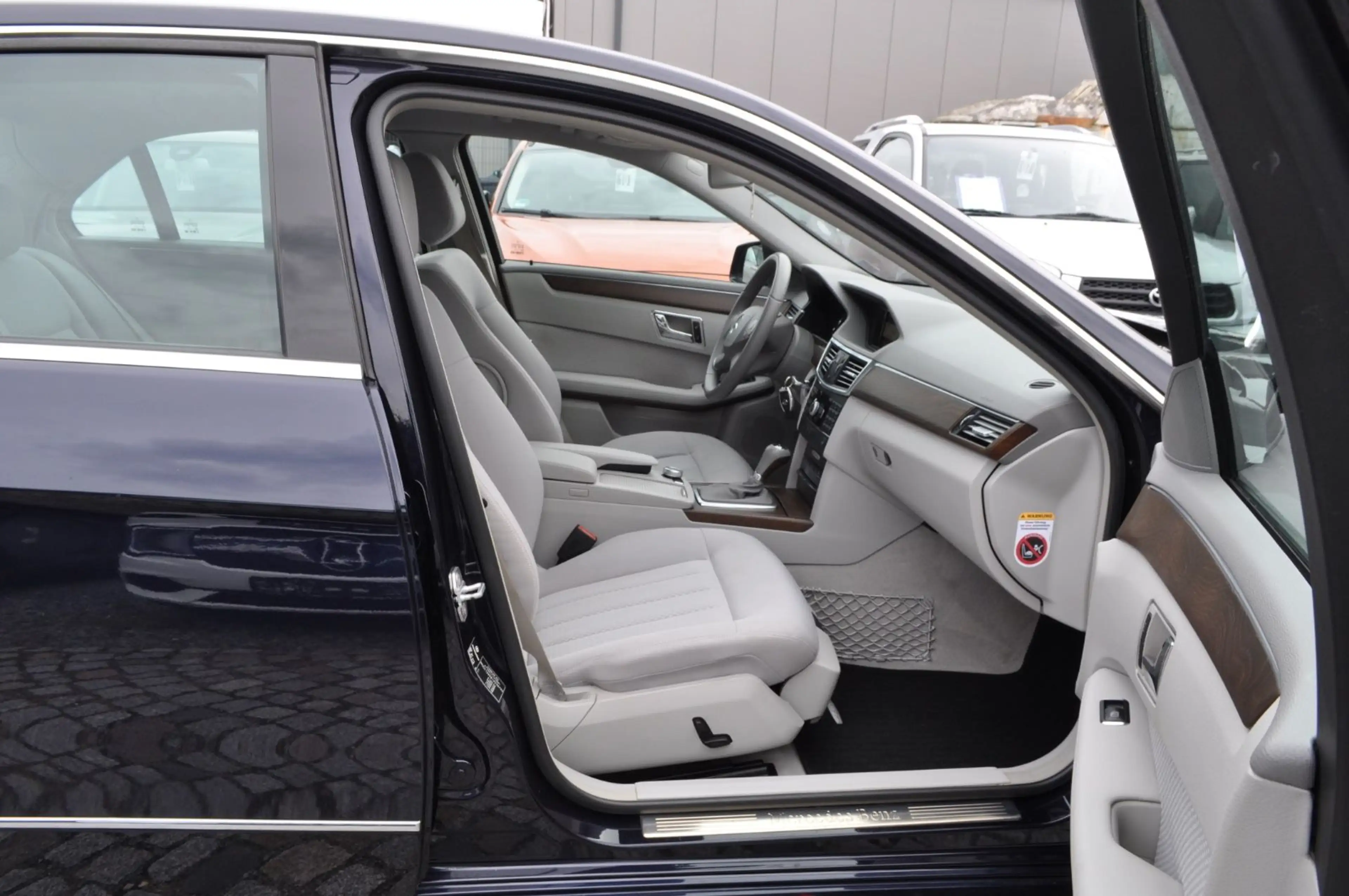 Mercedes-Benz E 200 CGI BlueEfficiency / PDC/ TEMPOMAT — photo 10