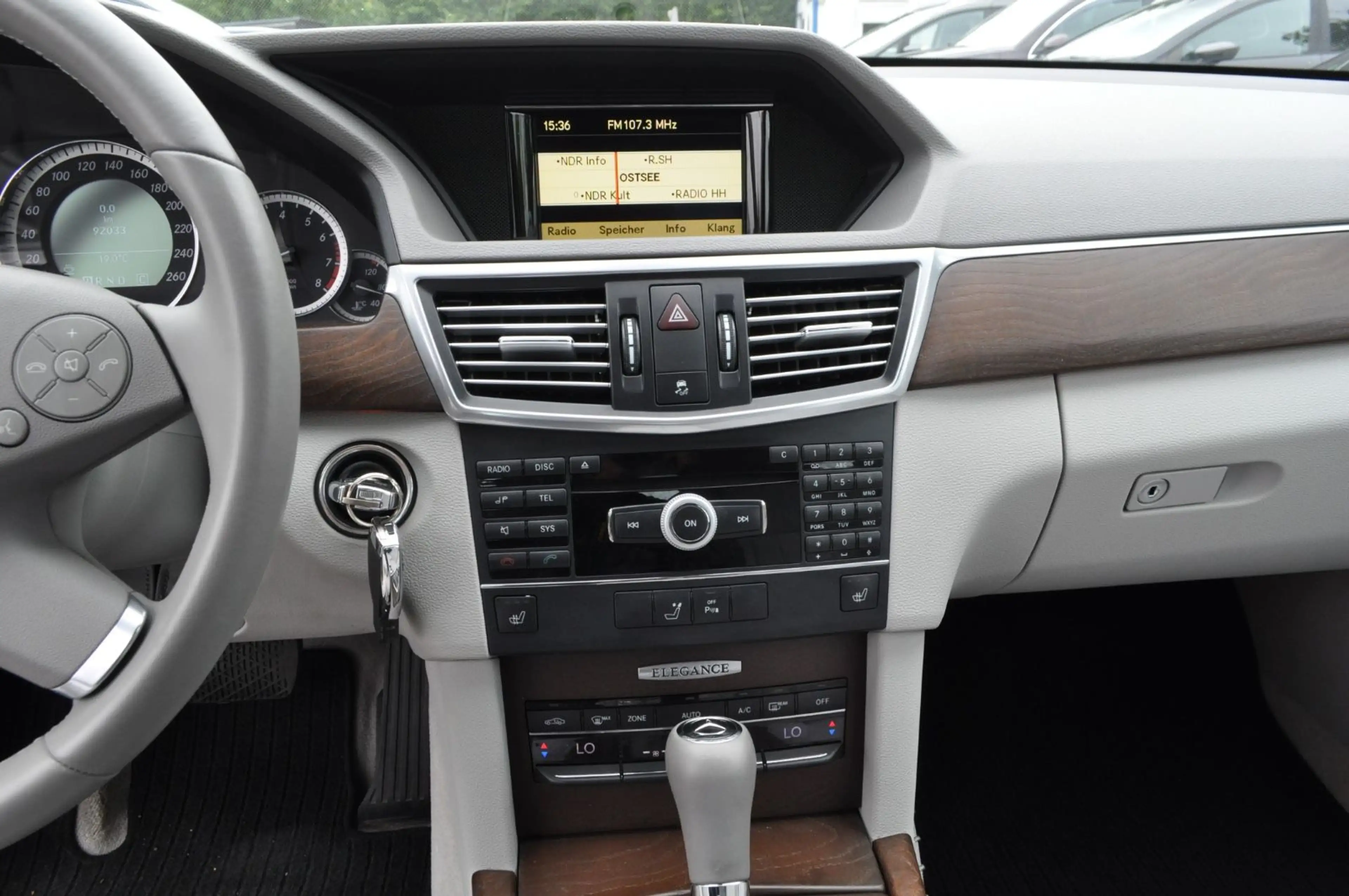 Mercedes-Benz E 200 CGI BlueEfficiency / PDC/ TEMPOMAT — photo 13
