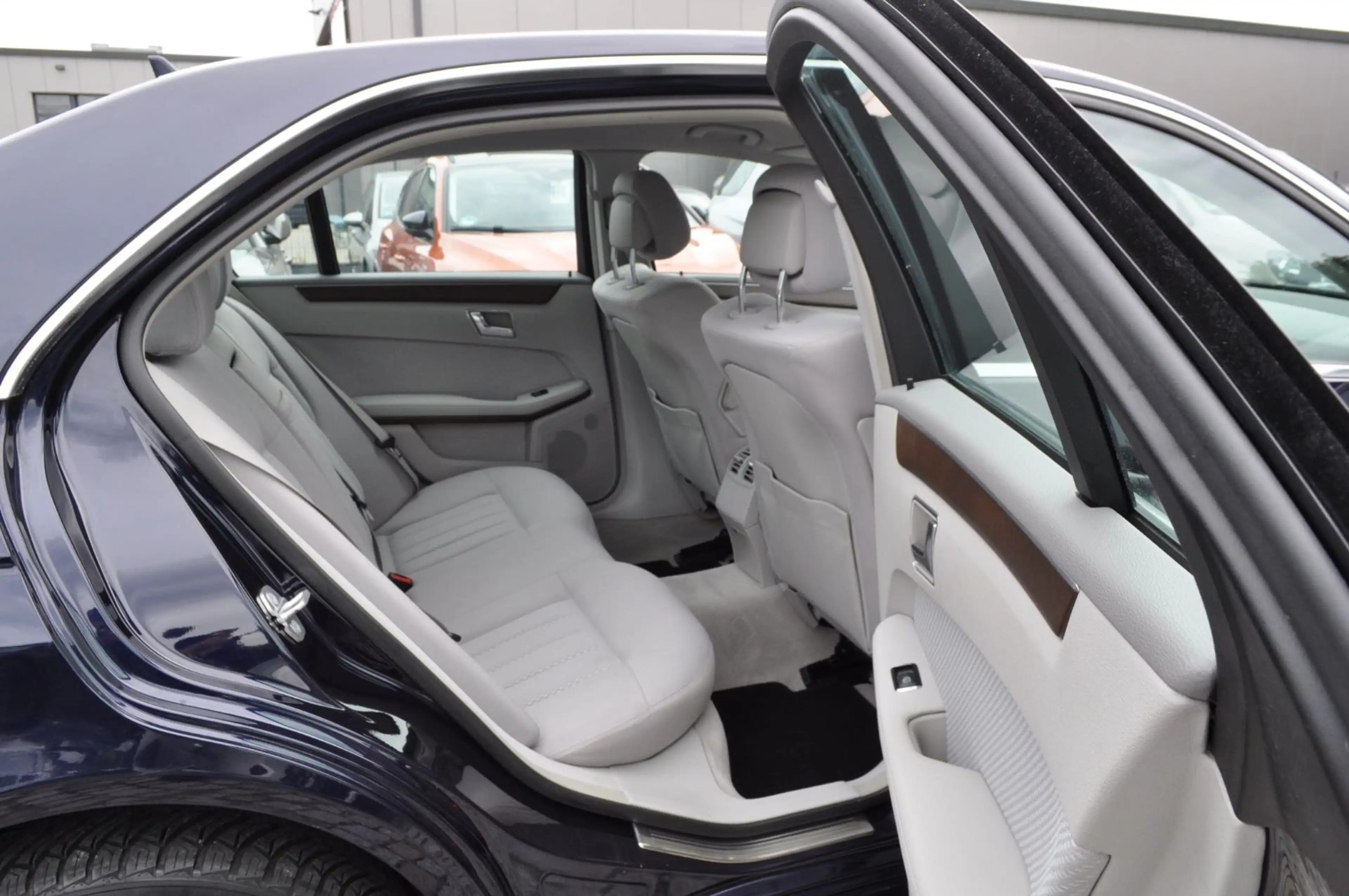 Mercedes-Benz E 200 CGI BlueEfficiency / PDC/ TEMPOMAT — photo 9