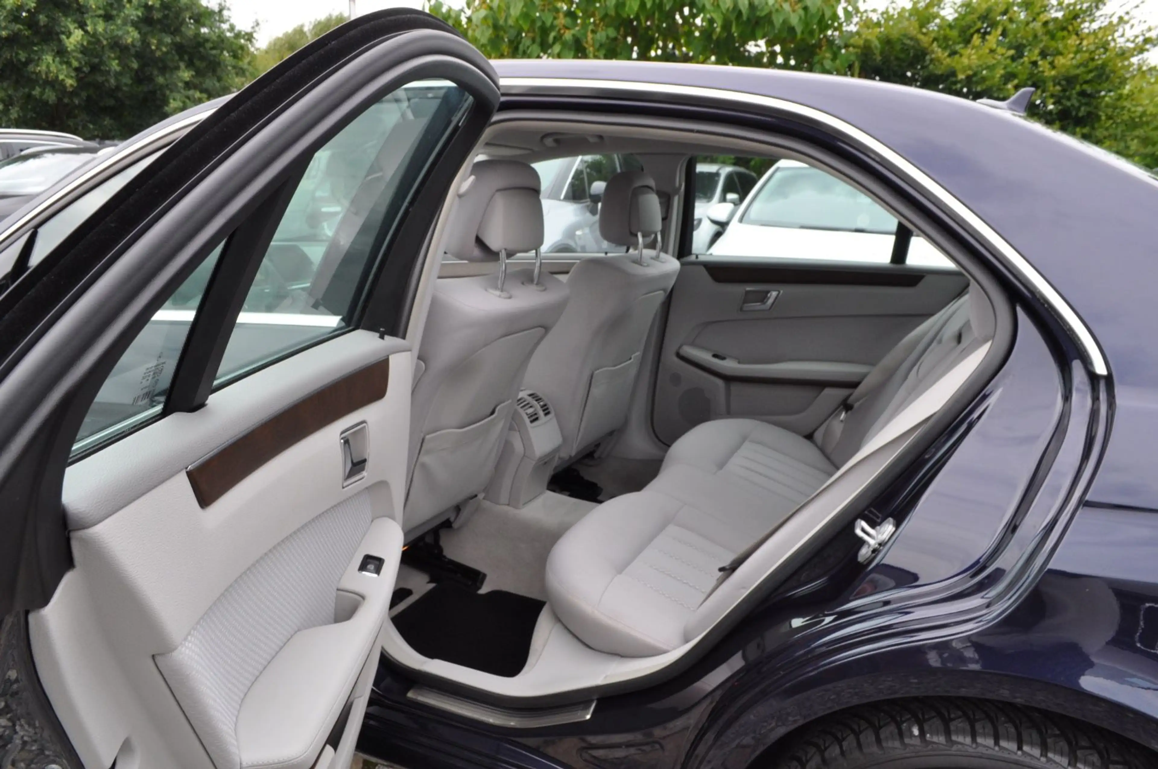 Mercedes-Benz E 200 CGI BlueEfficiency / PDC/ TEMPOMAT — photo 8