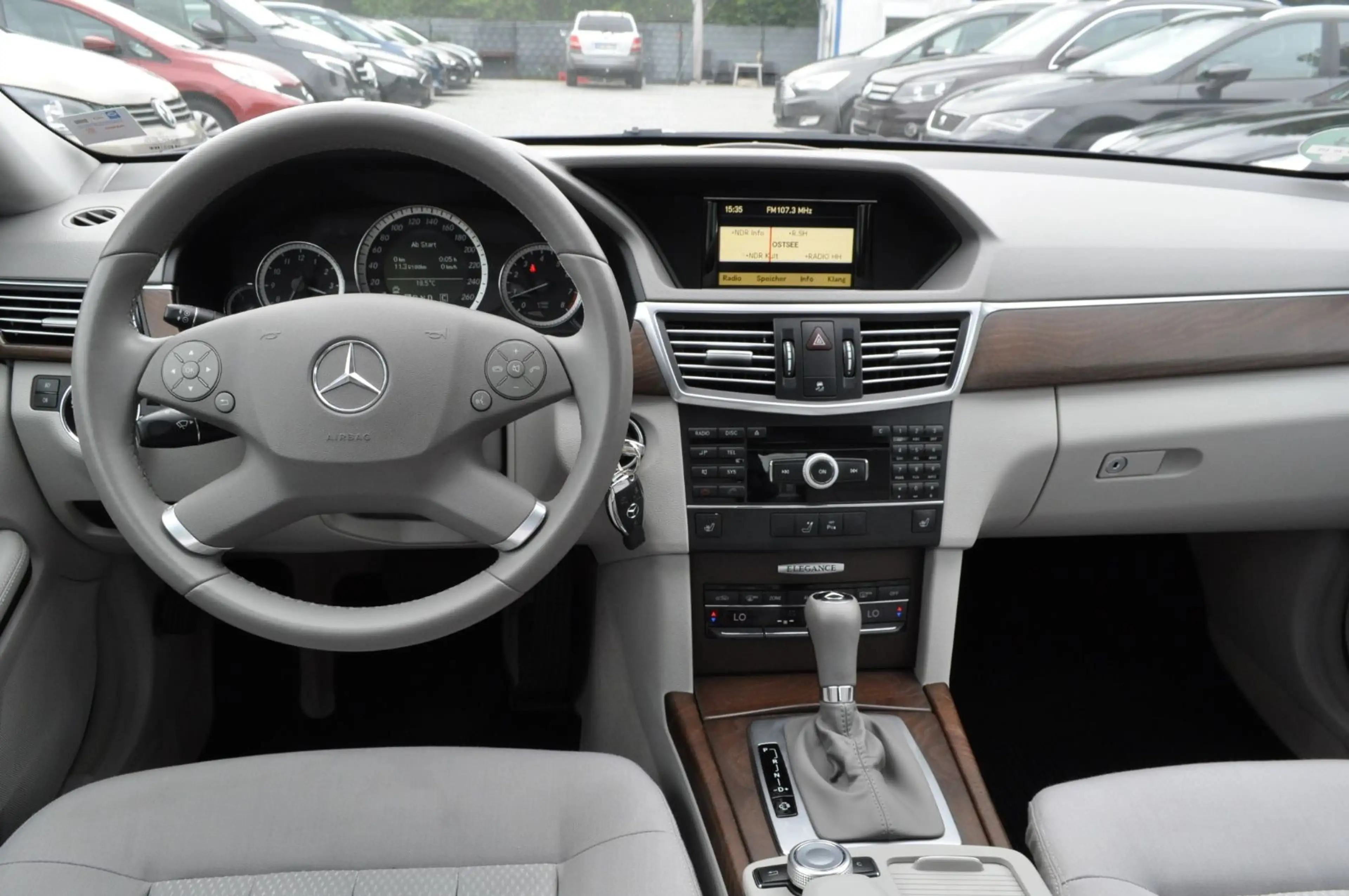 Mercedes-Benz E 200 CGI BlueEfficiency / PDC/ TEMPOMAT — photo 11