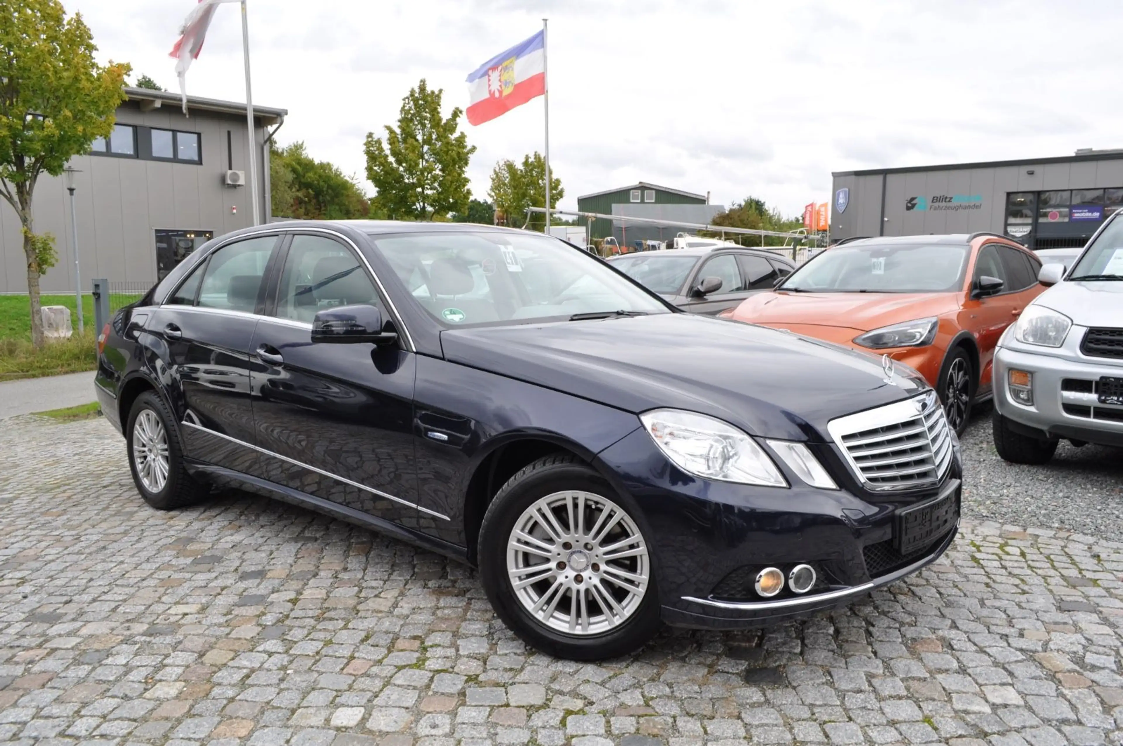 Mercedes-Benz E 200 CGI BlueEfficiency / PDC/ TEMPOMAT — photo 3