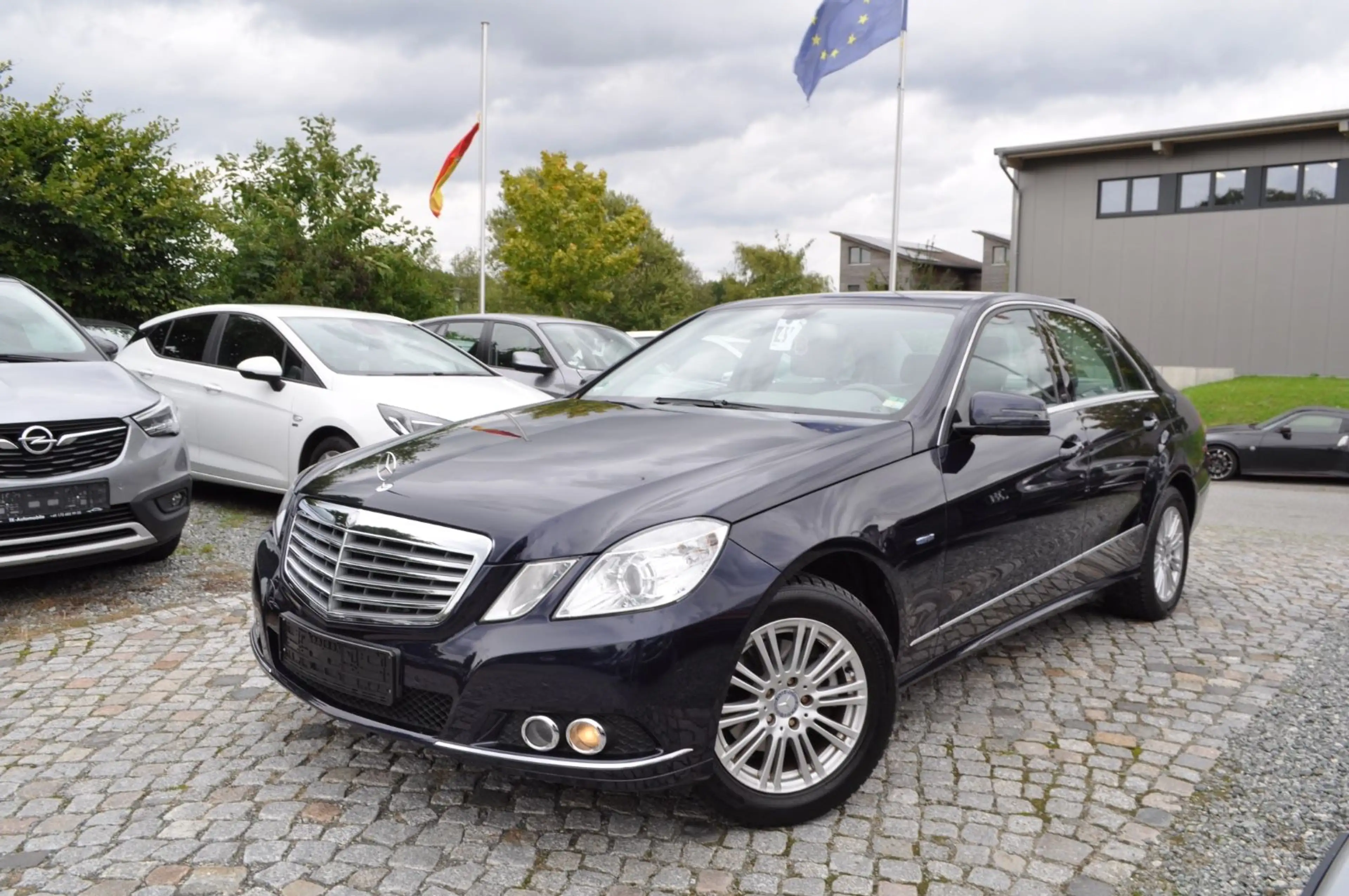 Mercedes-Benz E 200 CGI BlueEfficiency / PDC/ TEMPOMAT