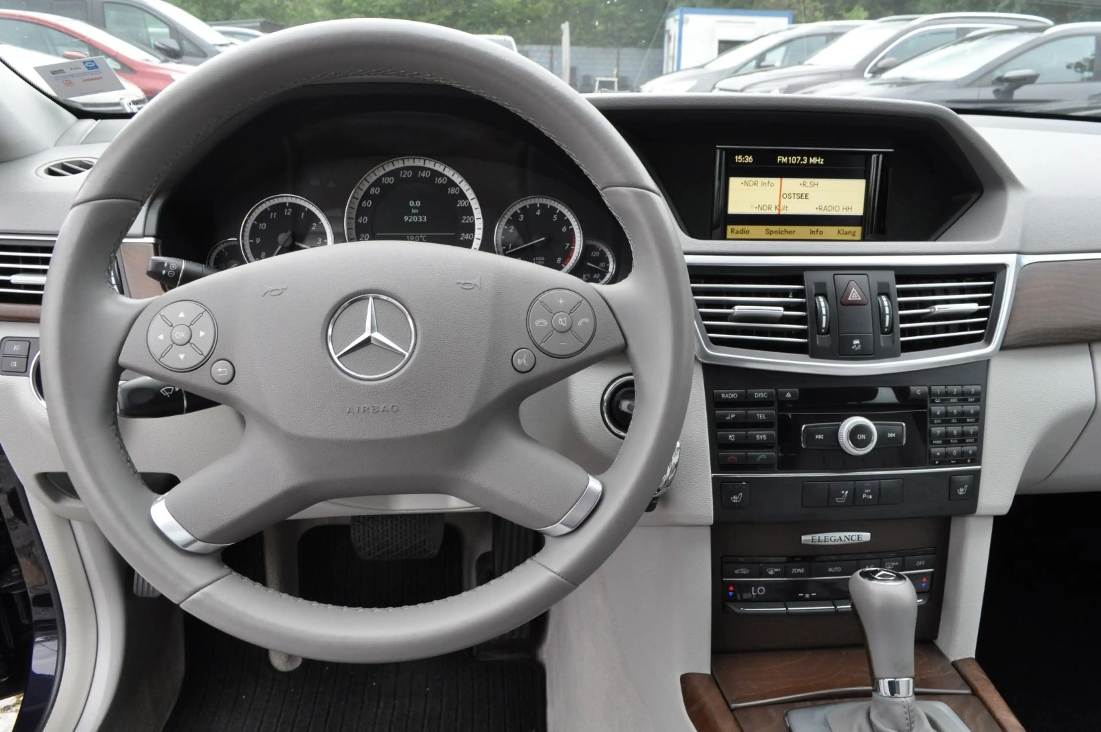 Mercedes-Benz E 200 CGI BlueEfficiency / PDC/ TEMPOMAT — photo 12