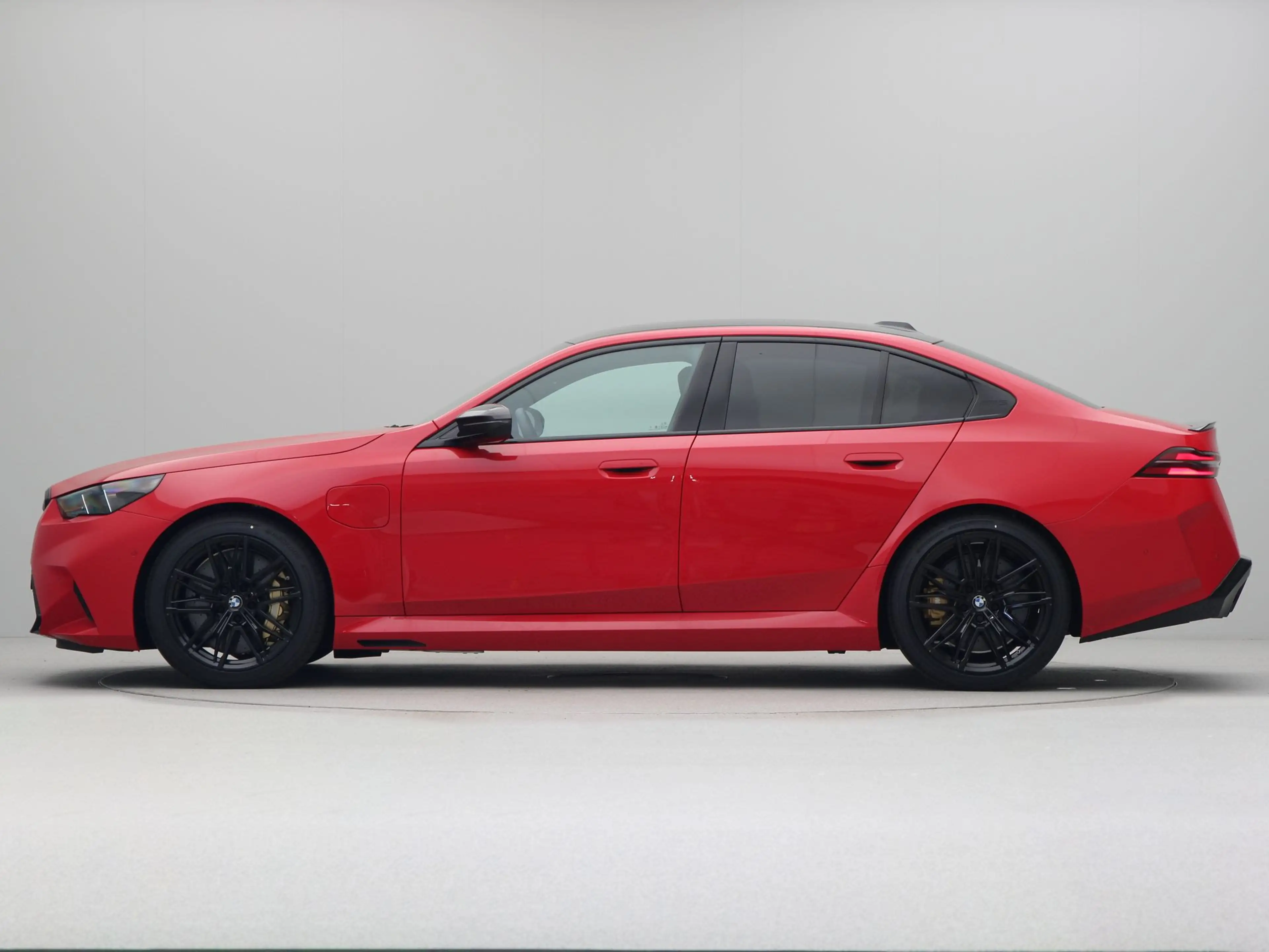 BMW M5 Sedan ROSSO CORSA SOLID — photo 13