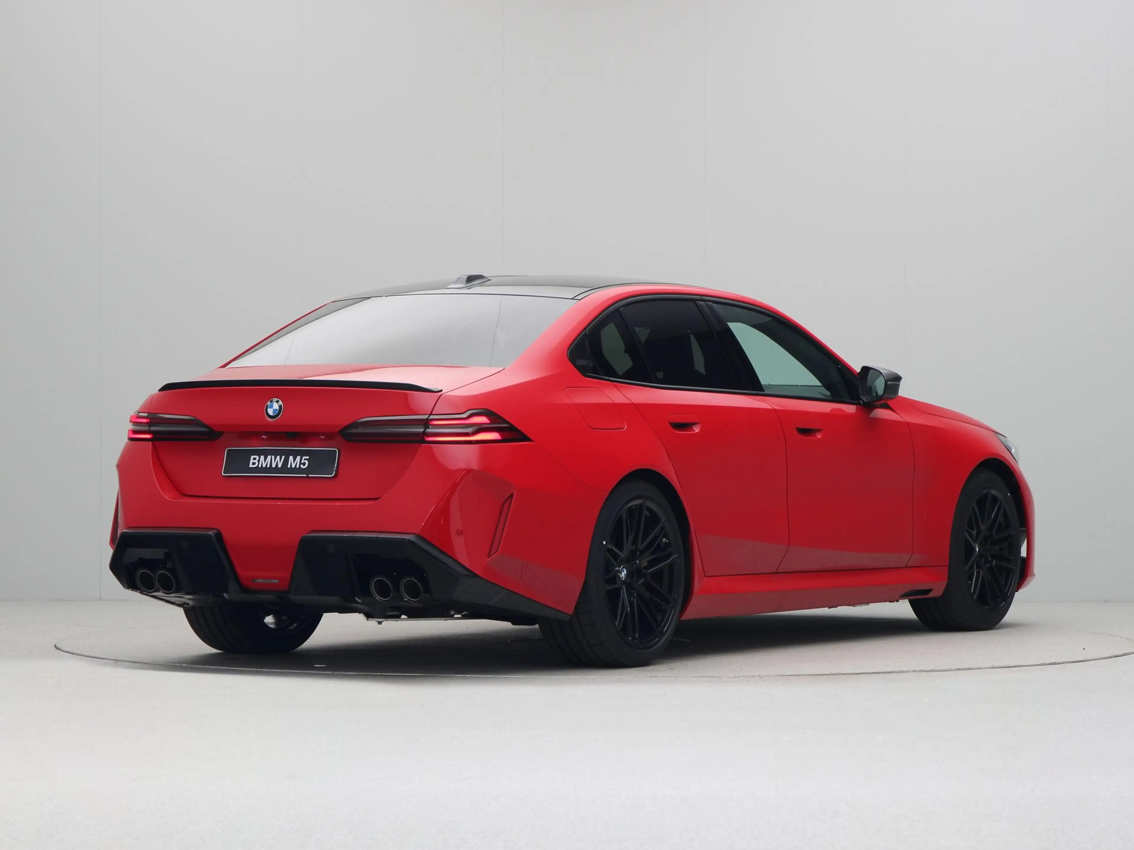 BMW M5 Sedan ROSSO CORSA SOLID — photo 10