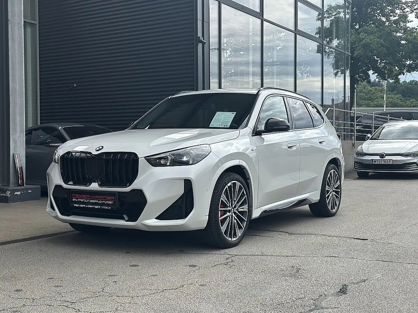 BMW X1 xDrive23d M-Paket Aut. / AHK / Pano / 20" Blanc - 2