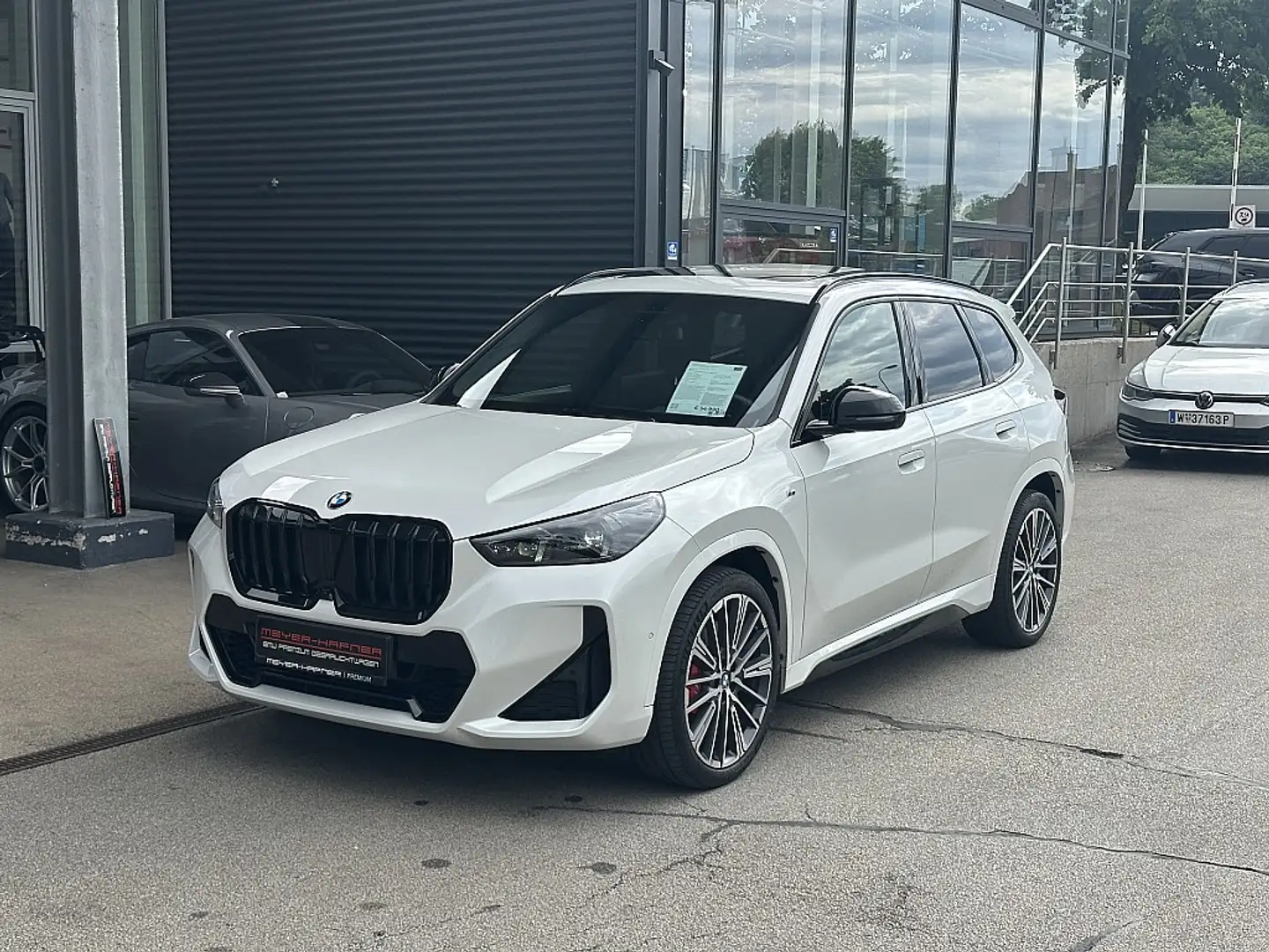 BMW X1 xDrive23d M-Paket Aut. / AHK / Pano / 20" Blanc - 1